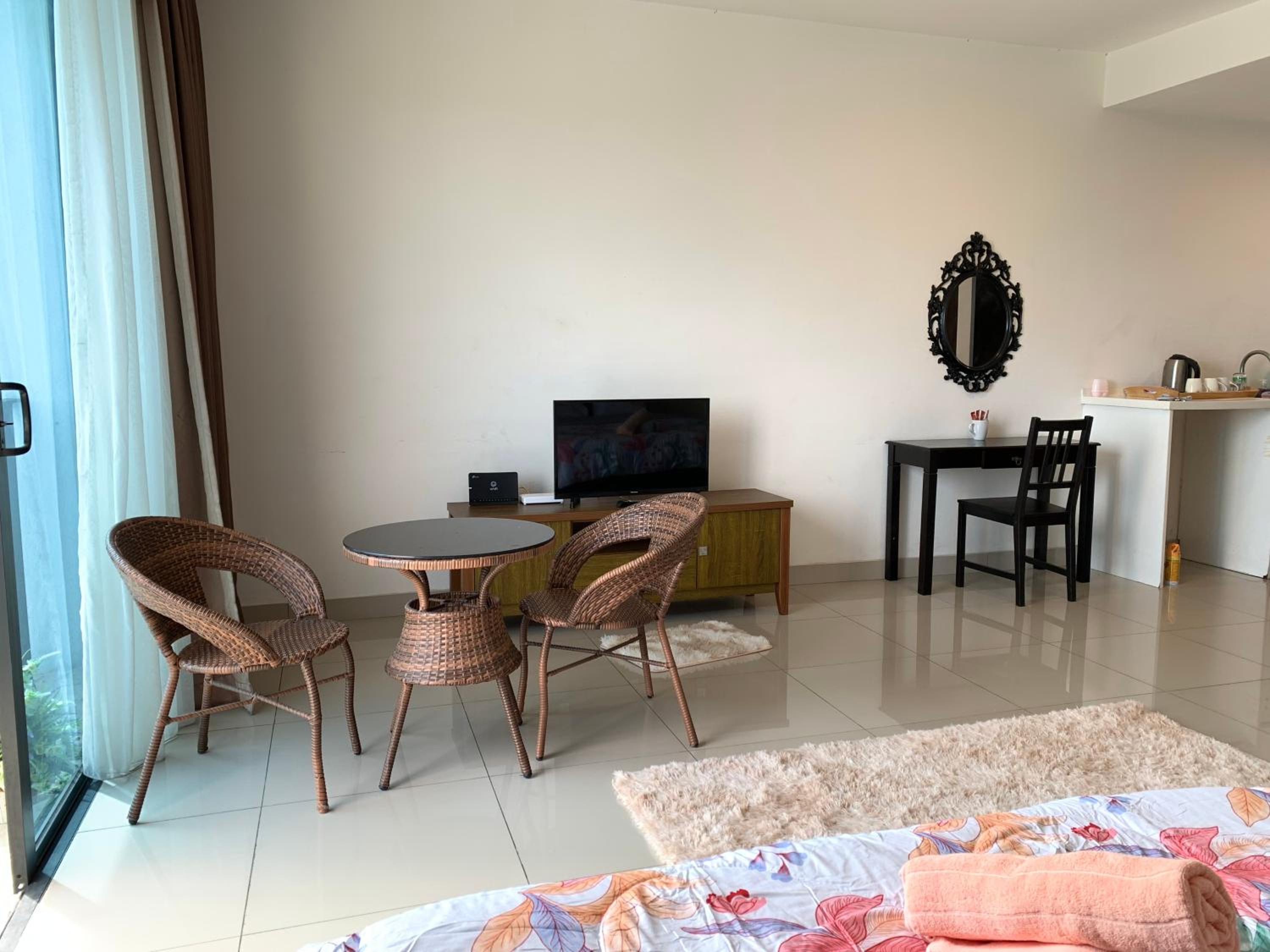 Poolview DillaSuite Trefoil w Wifi Parking Pool Netflix