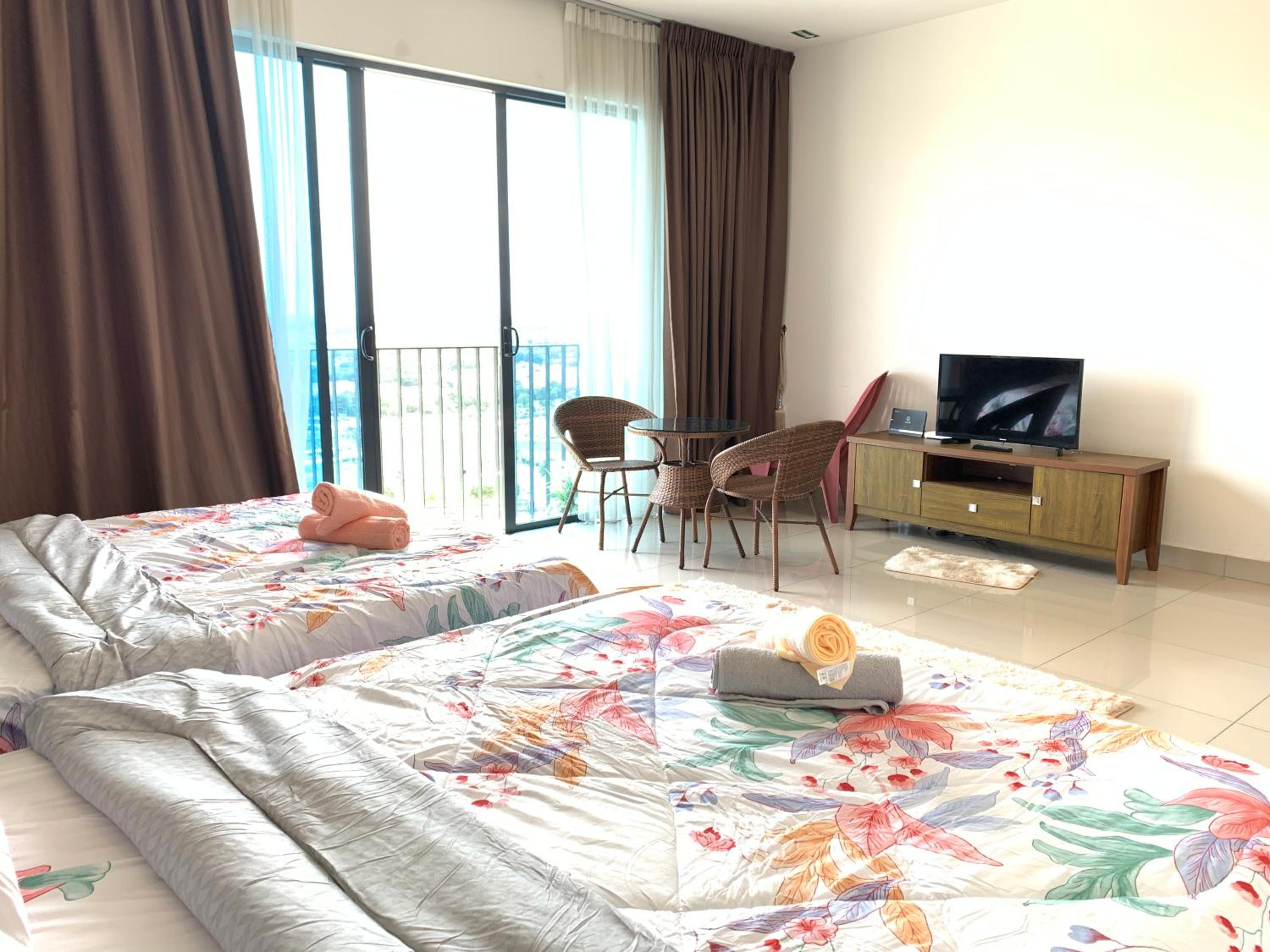 Poolview DillaSuite Trefoil w Wifi Parking Pool Netflix