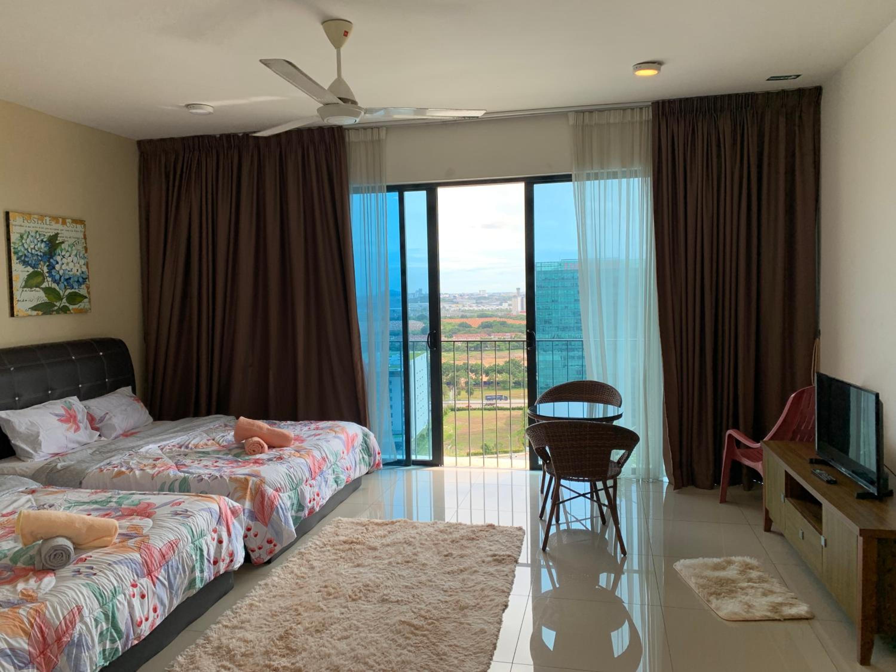 Poolview DillaSuite Trefoil w Wifi Parking Pool Netflix