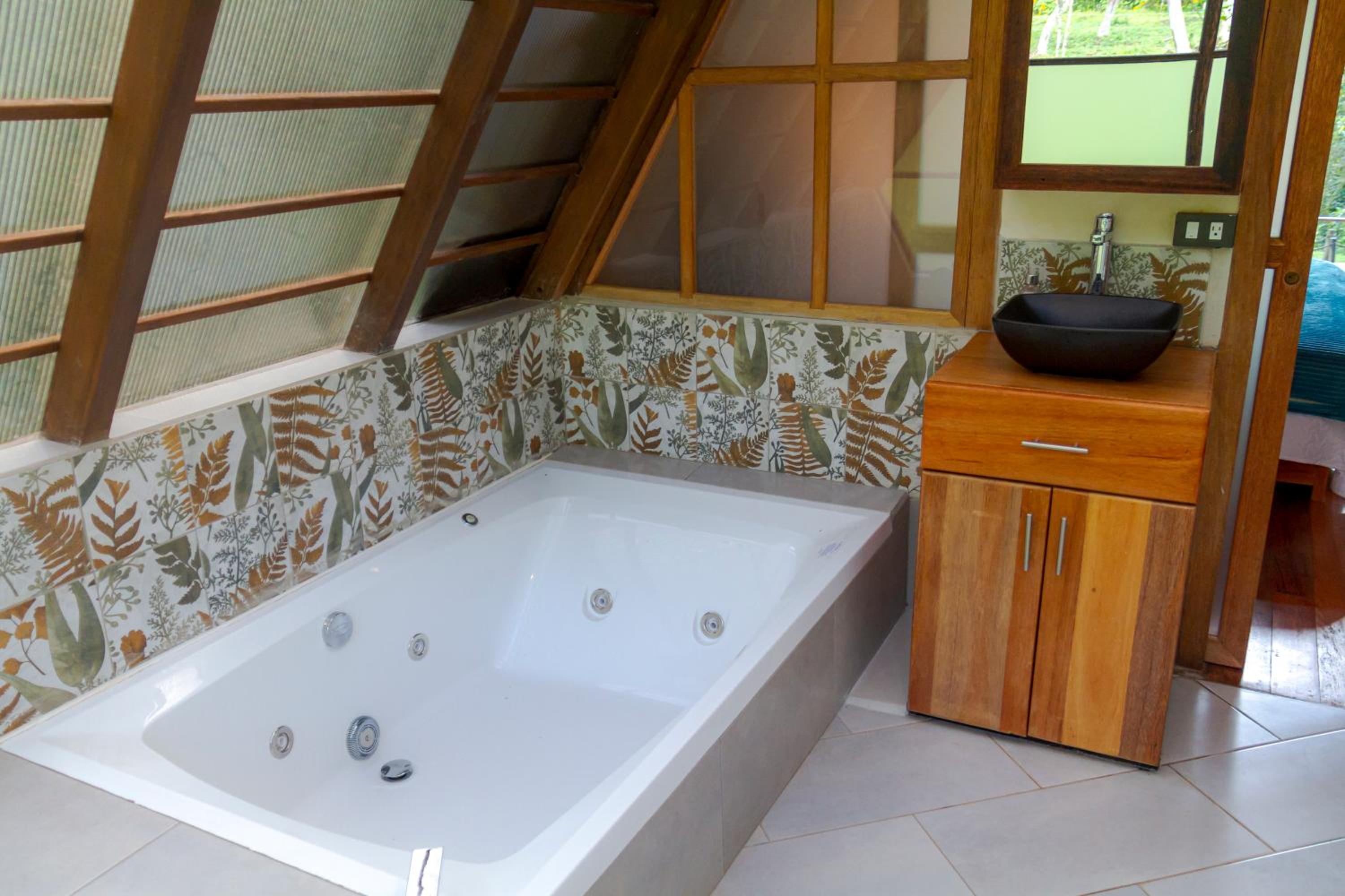 Sacha Urco Lodge -Private Cloud Forest Reserve in Mindo- 4x4 recommended March-April