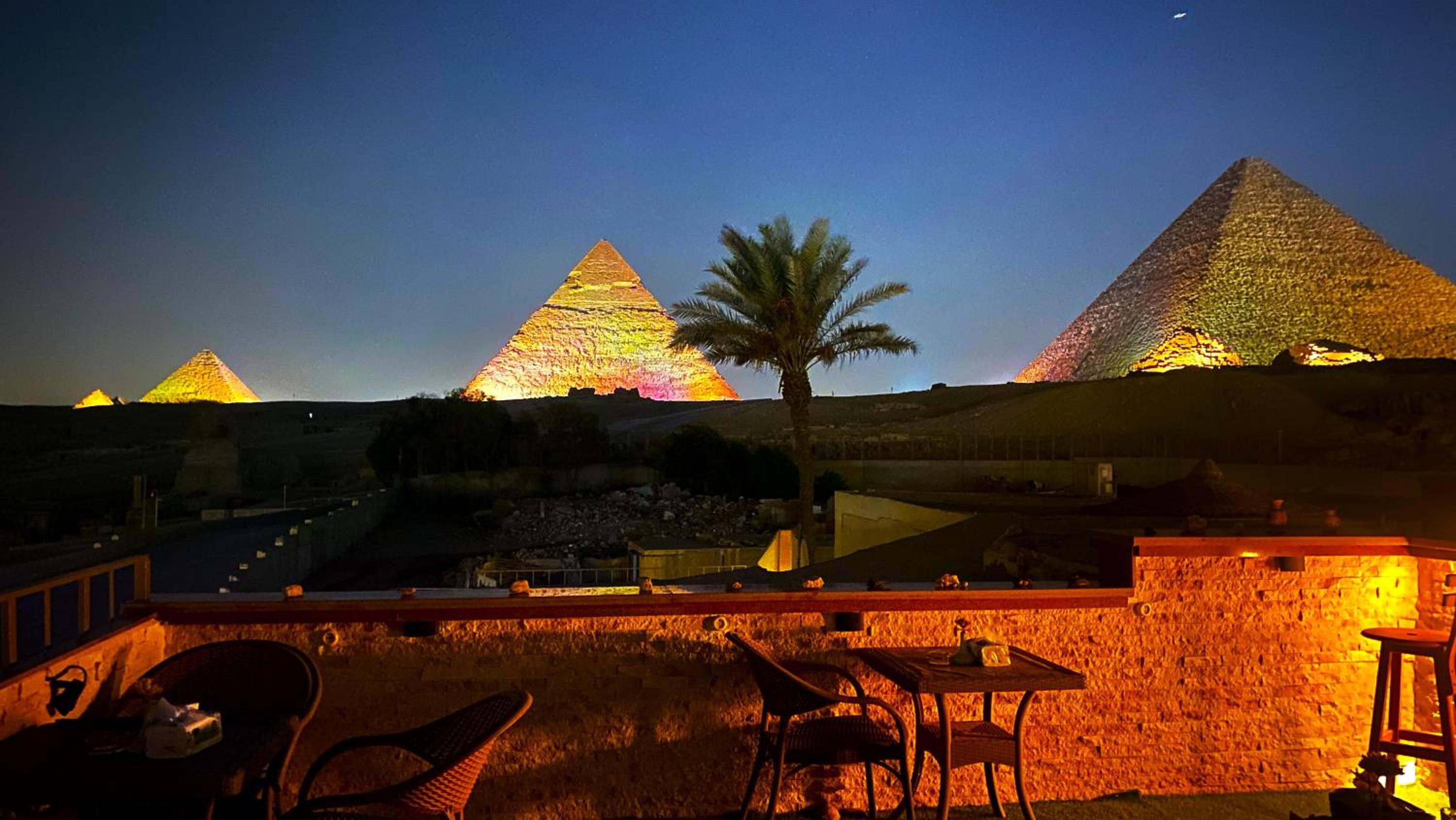Seven Pyramids View Inn - Rooftop Breakfast
