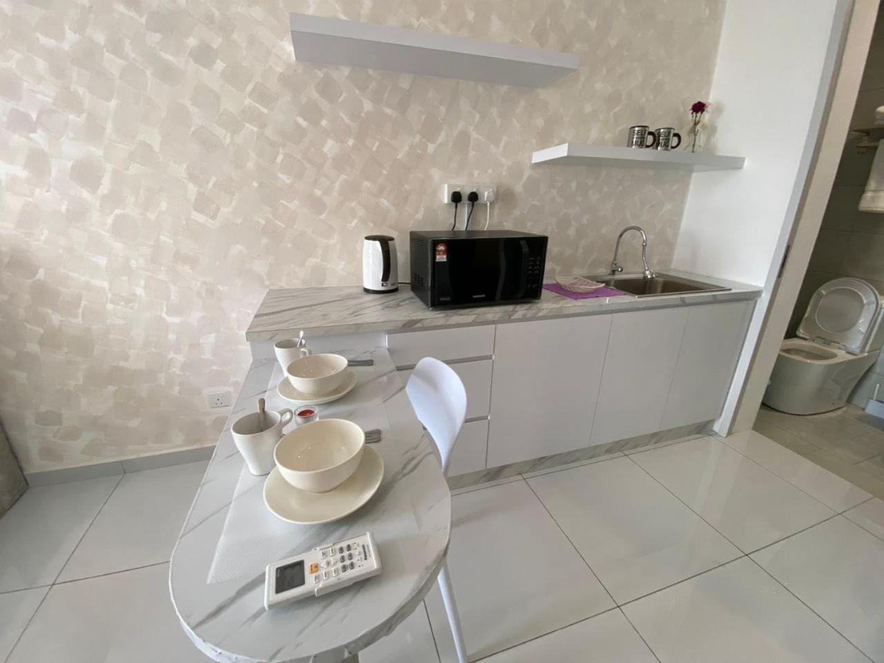 Sky Trees Nflix Make Up Table with Pool & Facilities