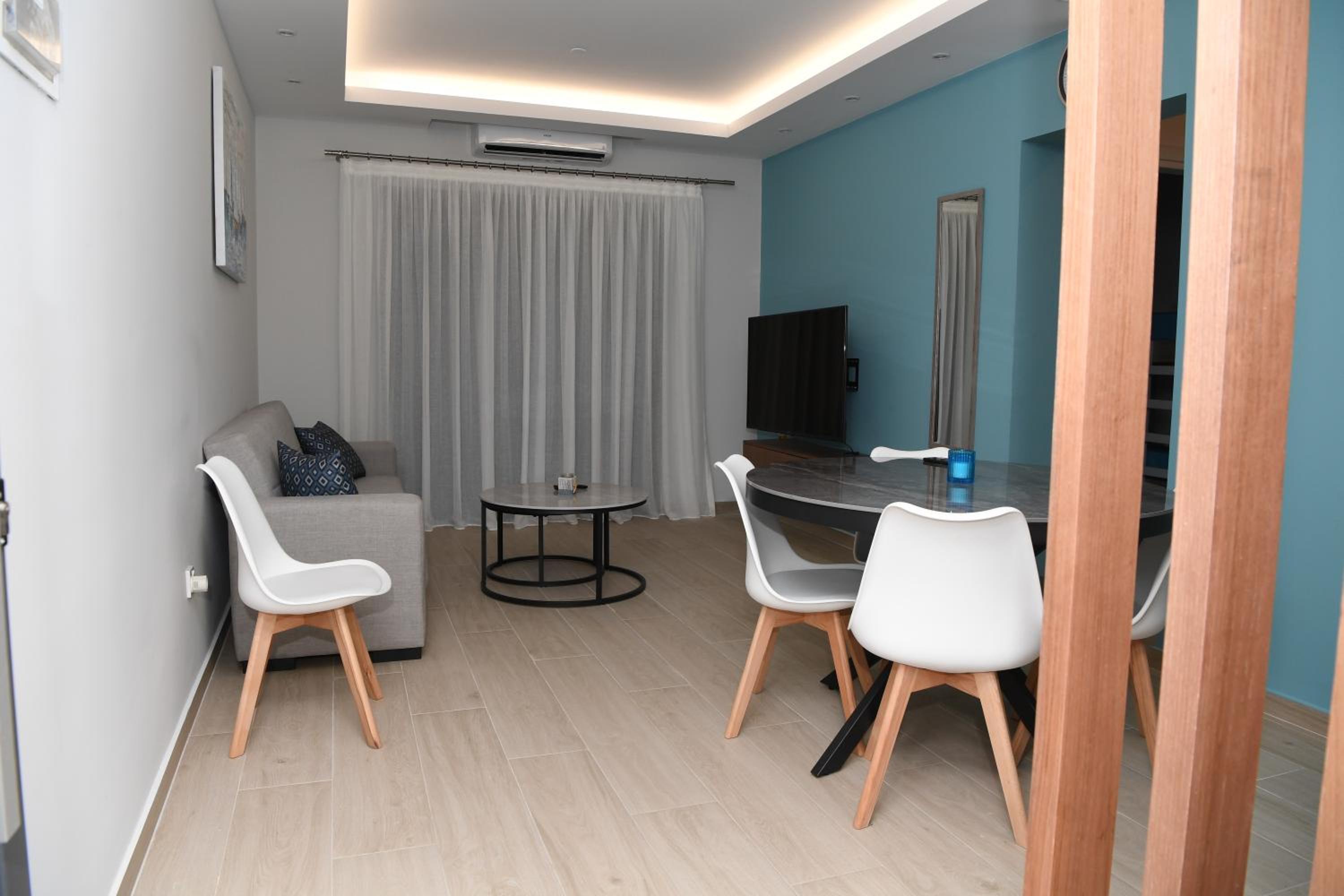 Alexis Apartments - Newly renovated 2-bedroom with swimming pool