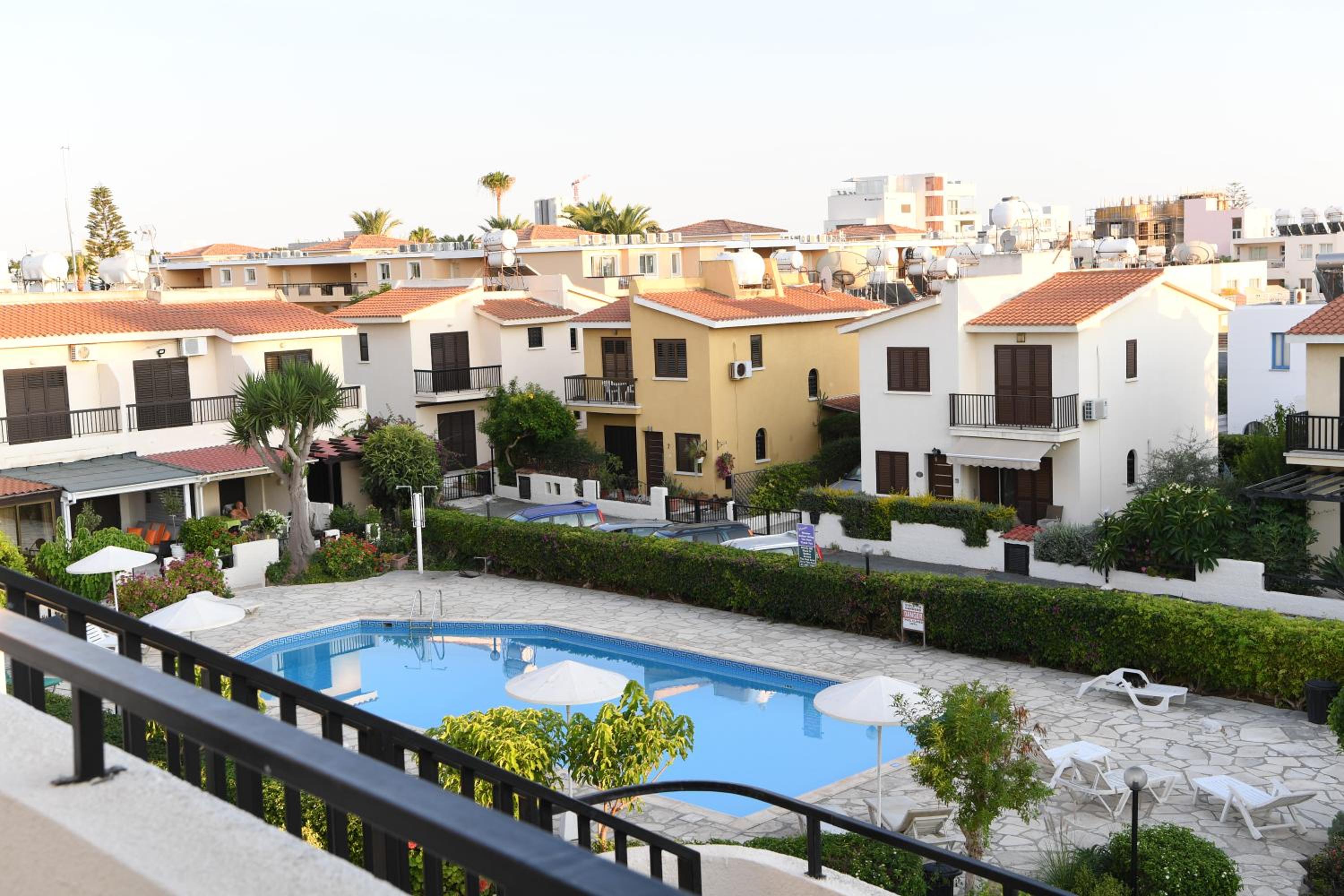 Alexis Apartments - Newly renovated 2-bedroom with swimming pool