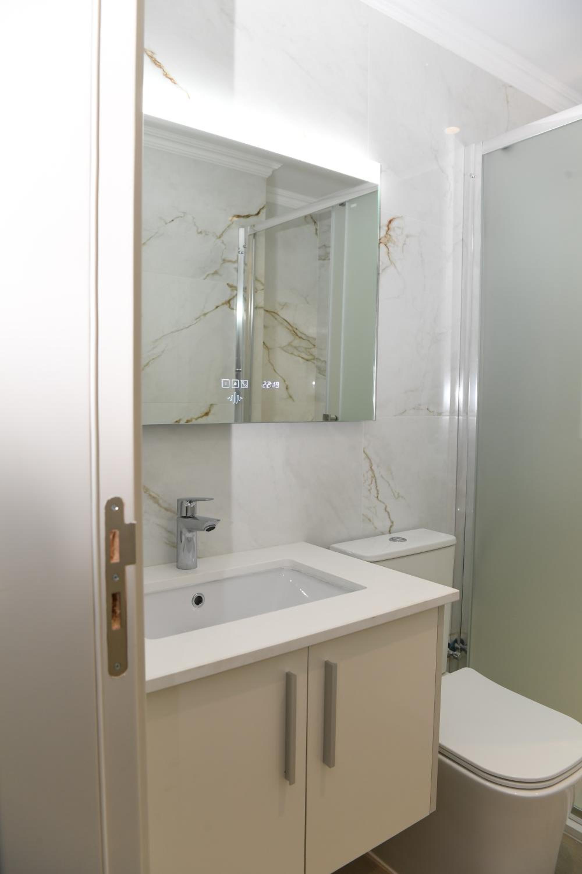 Alexis Apartments - Newly renovated 2-bedroom with swimming pool