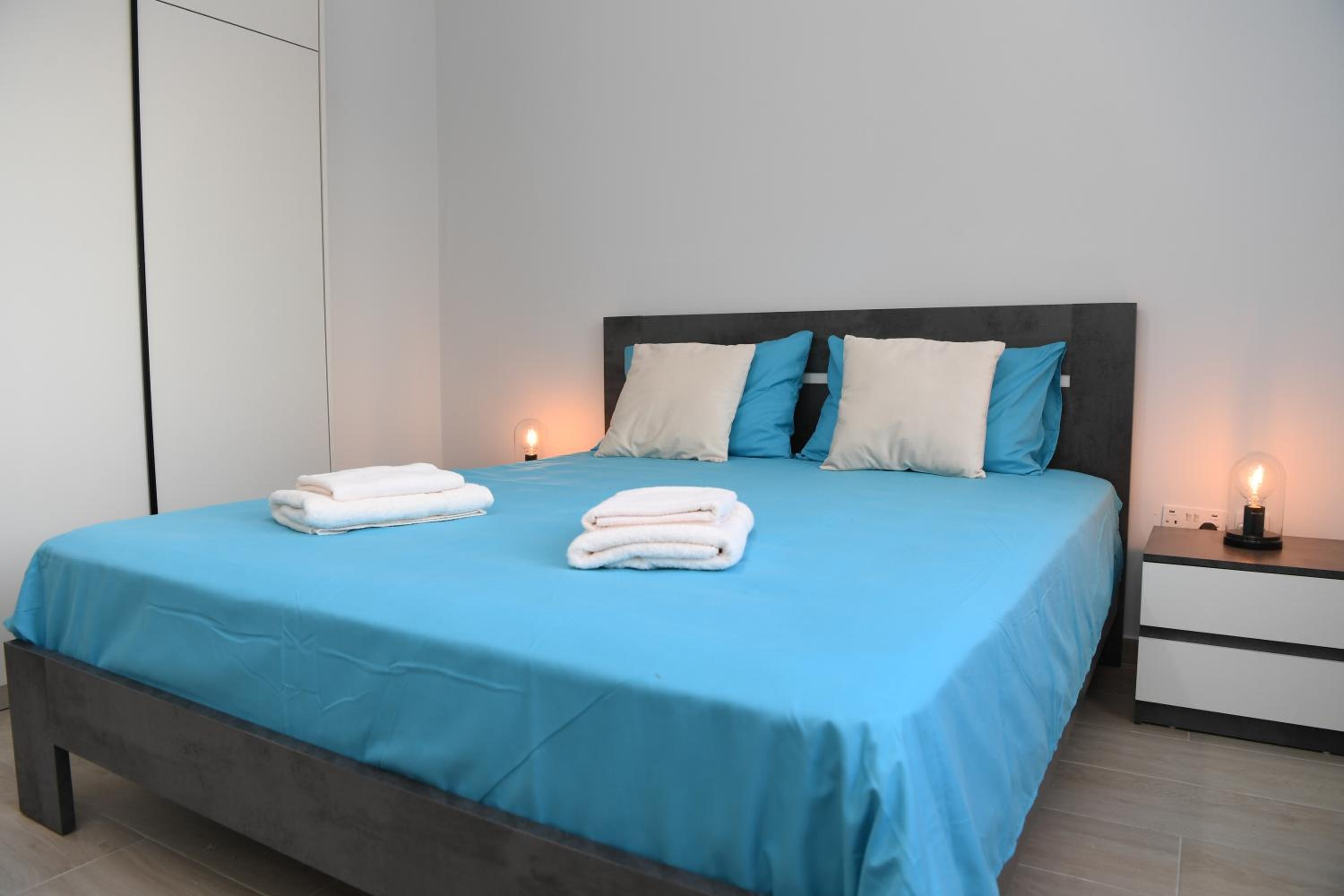 Alexis Apartments - Newly renovated 2-bedroom with swimming pool