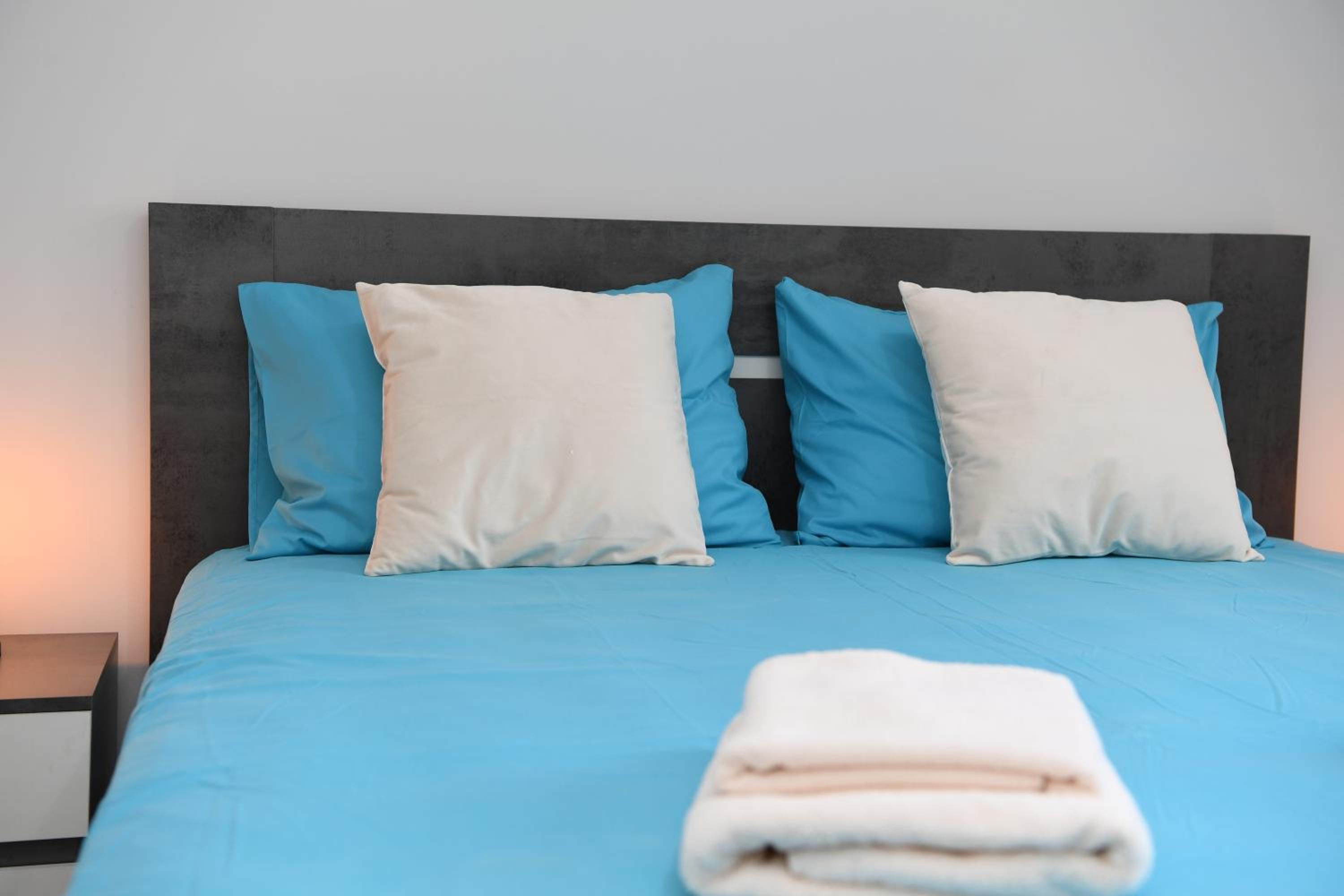 Alexis Apartments - Newly renovated 2-bedroom with swimming pool