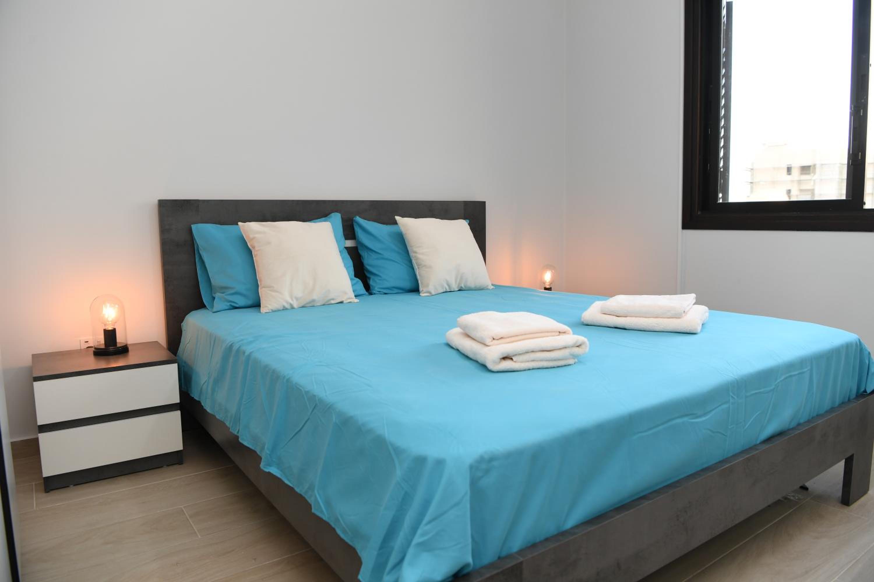 Alexis Apartments - Newly renovated 2-bedroom with swimming pool
