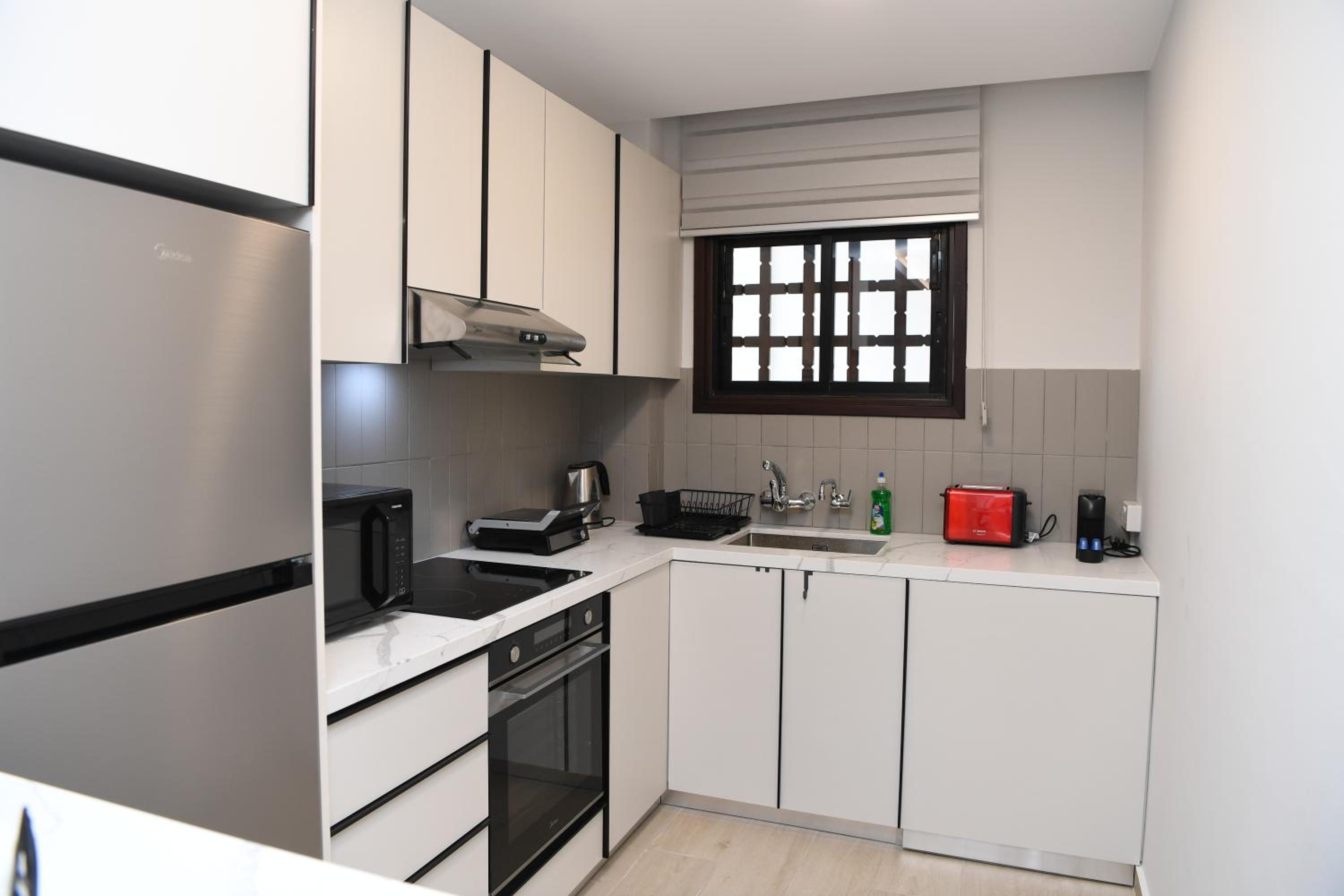 Alexis Apartments - Newly renovated 2-bedroom with swimming pool