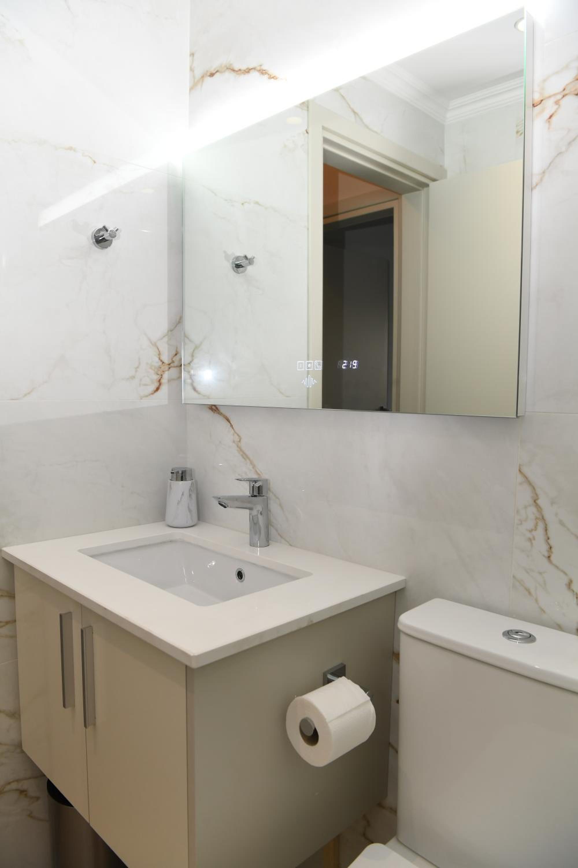 Alexis Apartments - Newly renovated 2-bedroom with swimming pool