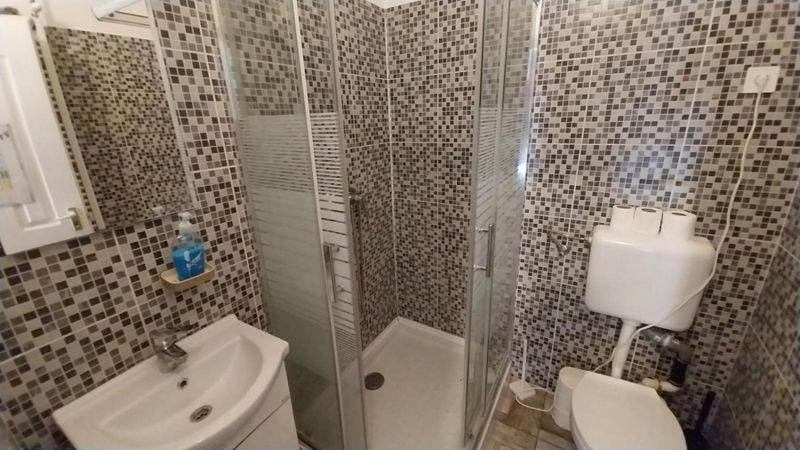 Aradi Rooms with Private bathroom in the City Centre MID TERM view 3