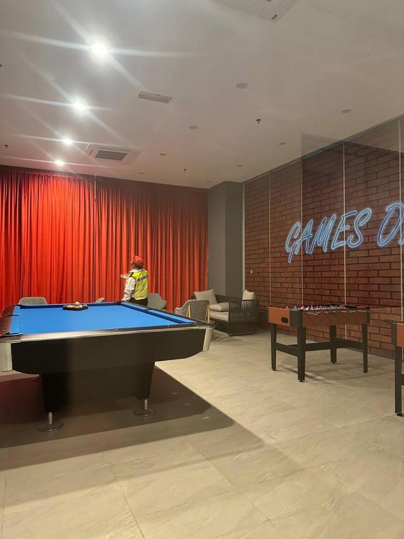 Sky Trees Nflix Make Up Table with Pool & Facilities