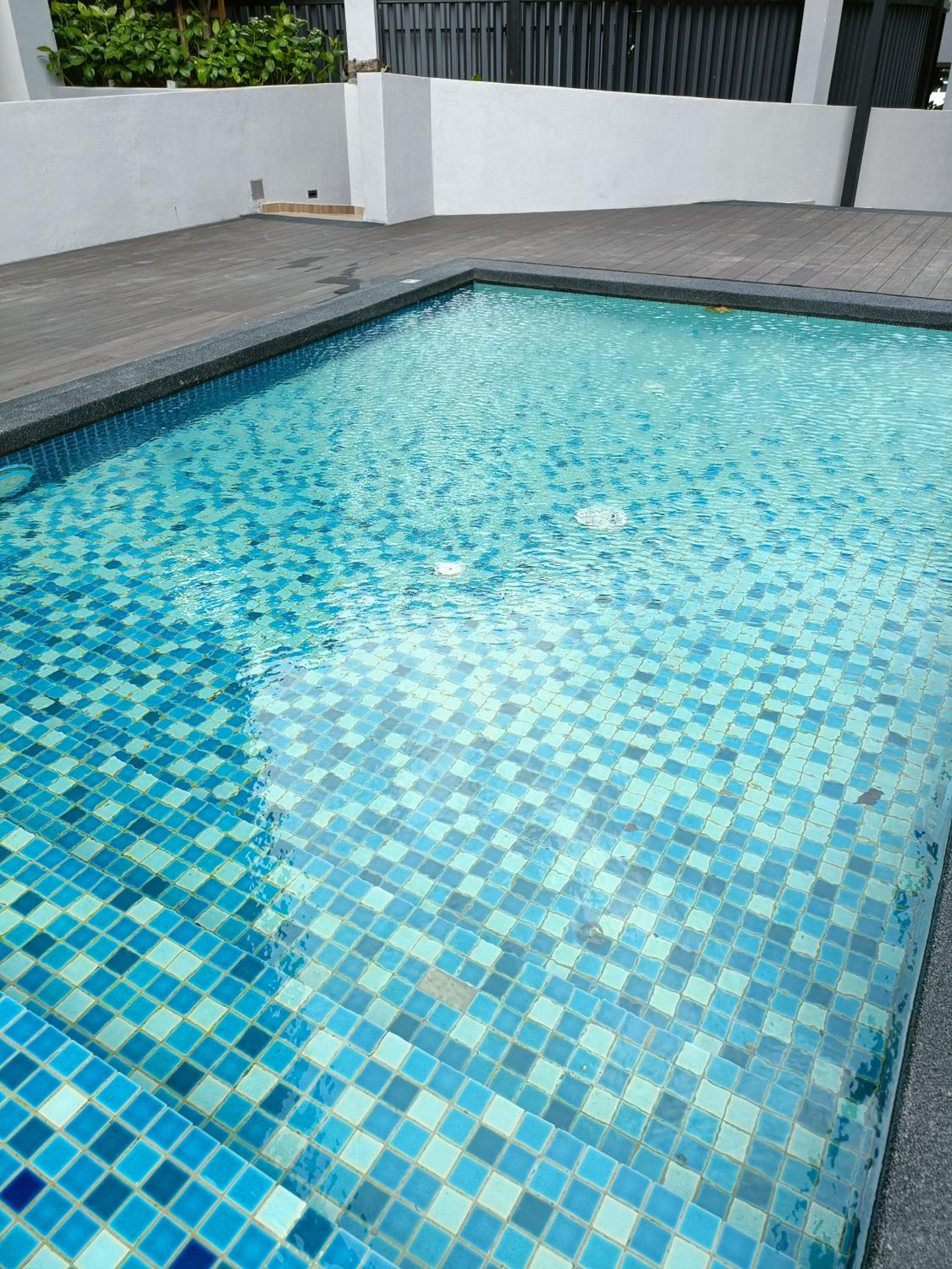 Sky Trees Nflix Make Up Table with Pool & Facilities