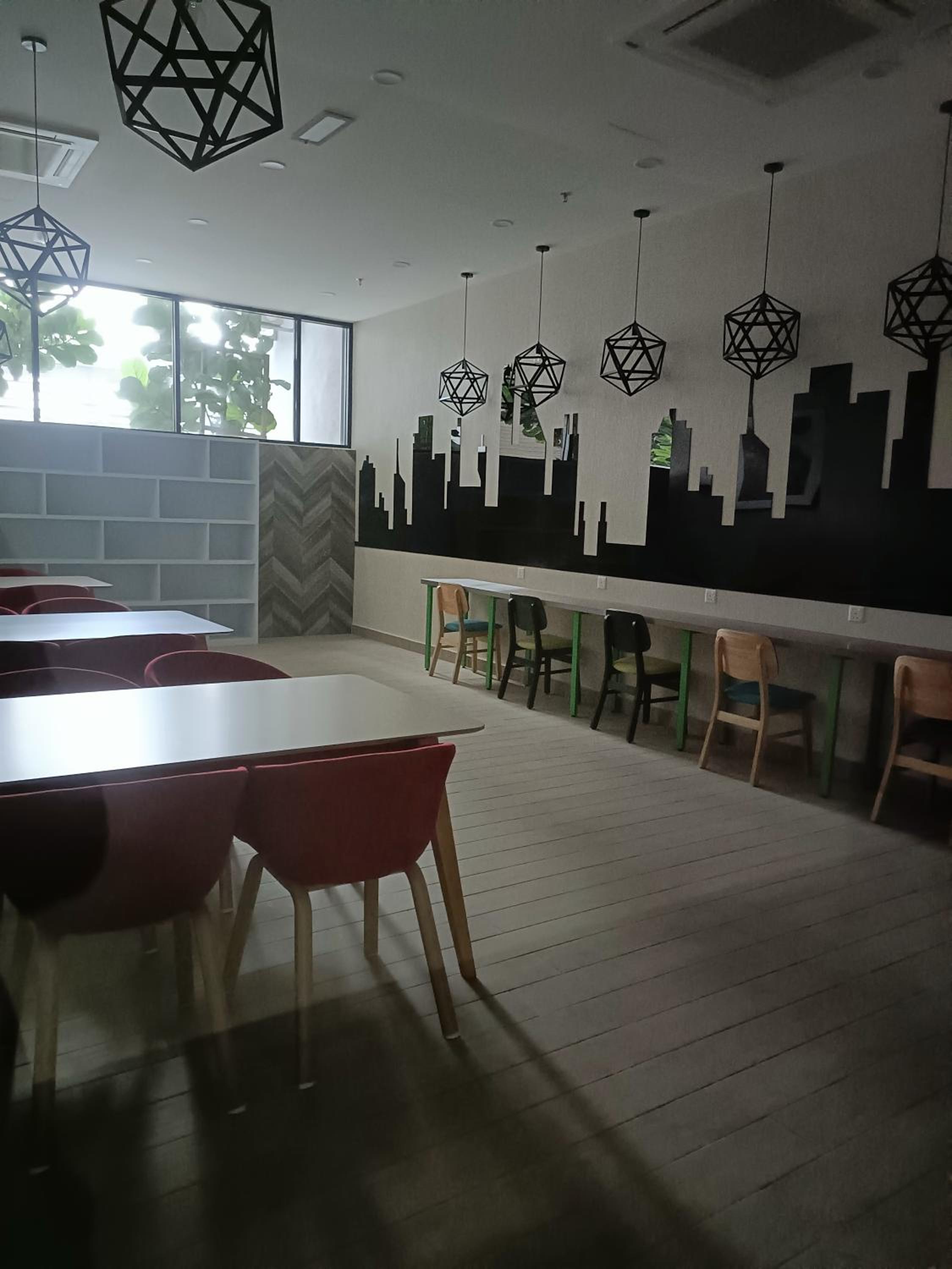 Sky Trees Nflix Make Up Table with Pool & Facilities