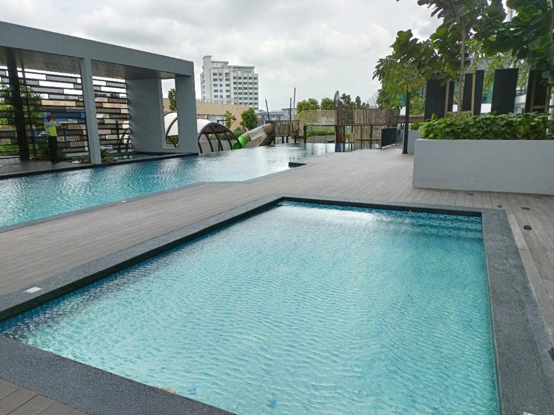 Sky Trees Nflix Make Up Table with Pool & Facilities