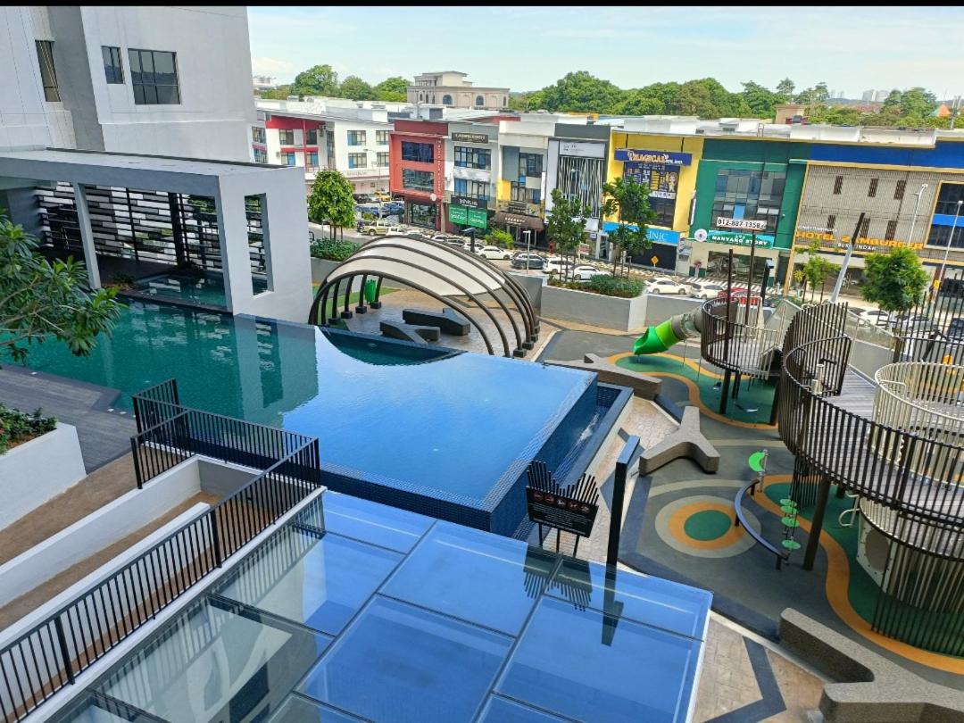 Sky Trees Nflix Make Up Table with Pool & Facilities