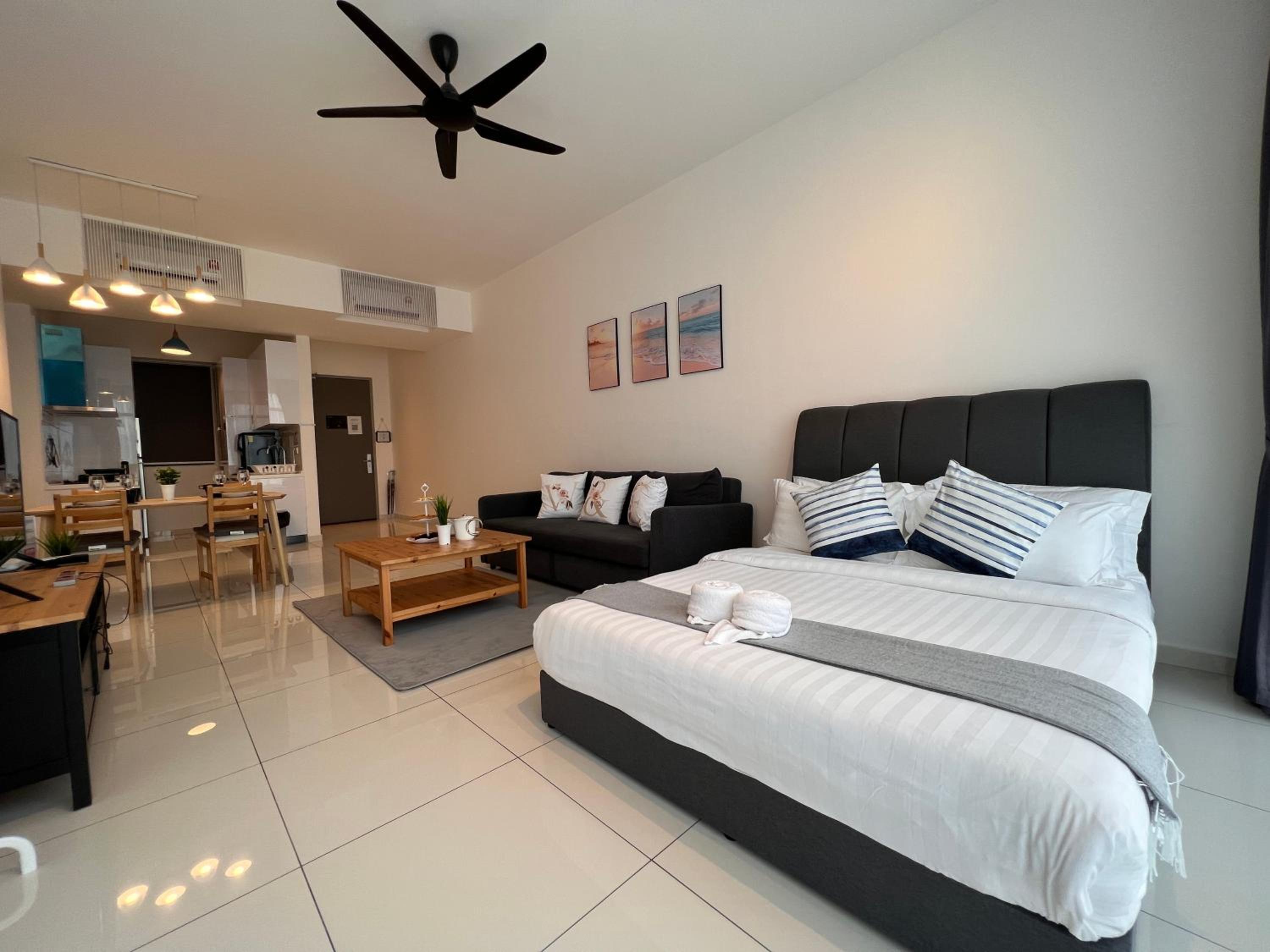 Georgetown#Beacon Executive Suite SkyPool#Luxury&Glamorous Suite#2BR#Living Room with Queen Bed