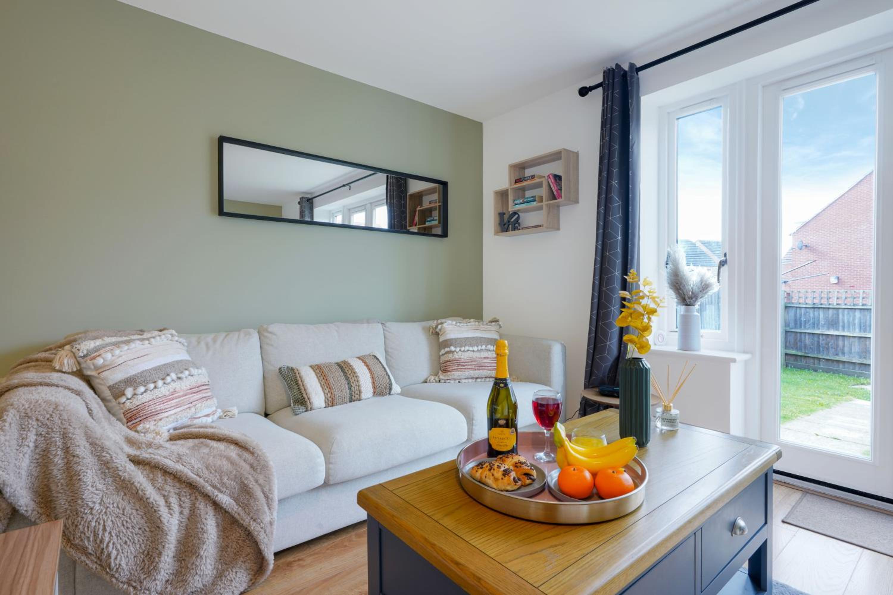 Broughton House • Close to Shops • Free Parking • Garden • Fast WIFi • Smart TV • Yoko Property view 3