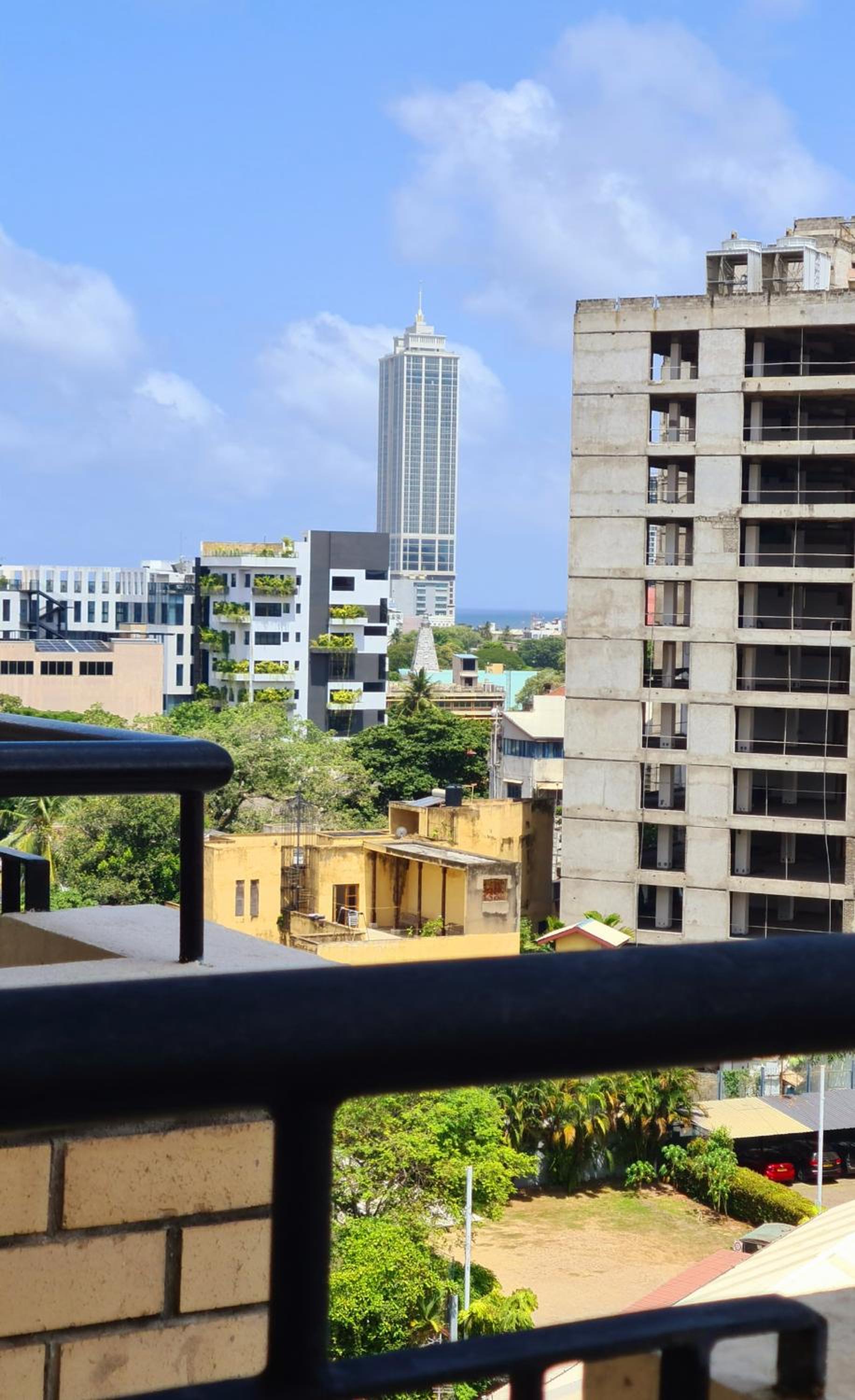 Colombo City 3 Bedroom Apartment with Pool Gym & Workdesk view 3