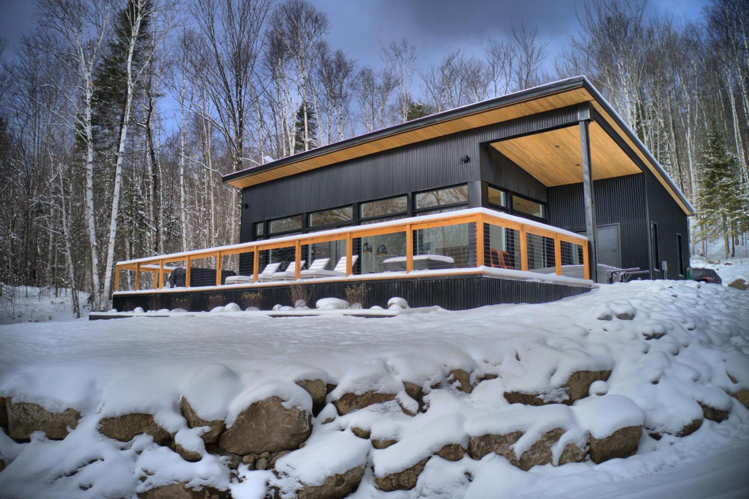 KALLM Mont-Tremblant luxury chalet with private beach, hot tub & pond on 7acre estate