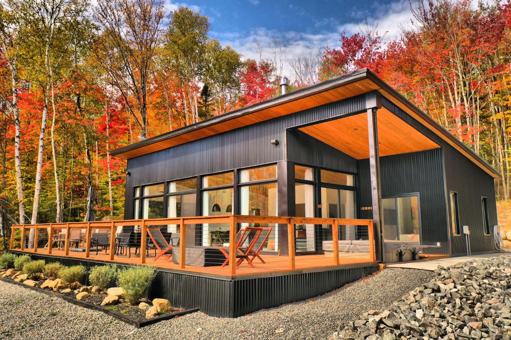 KALLM Mont-Tremblant luxury chalet with private beach, hot tub & pond on 7acre estate
