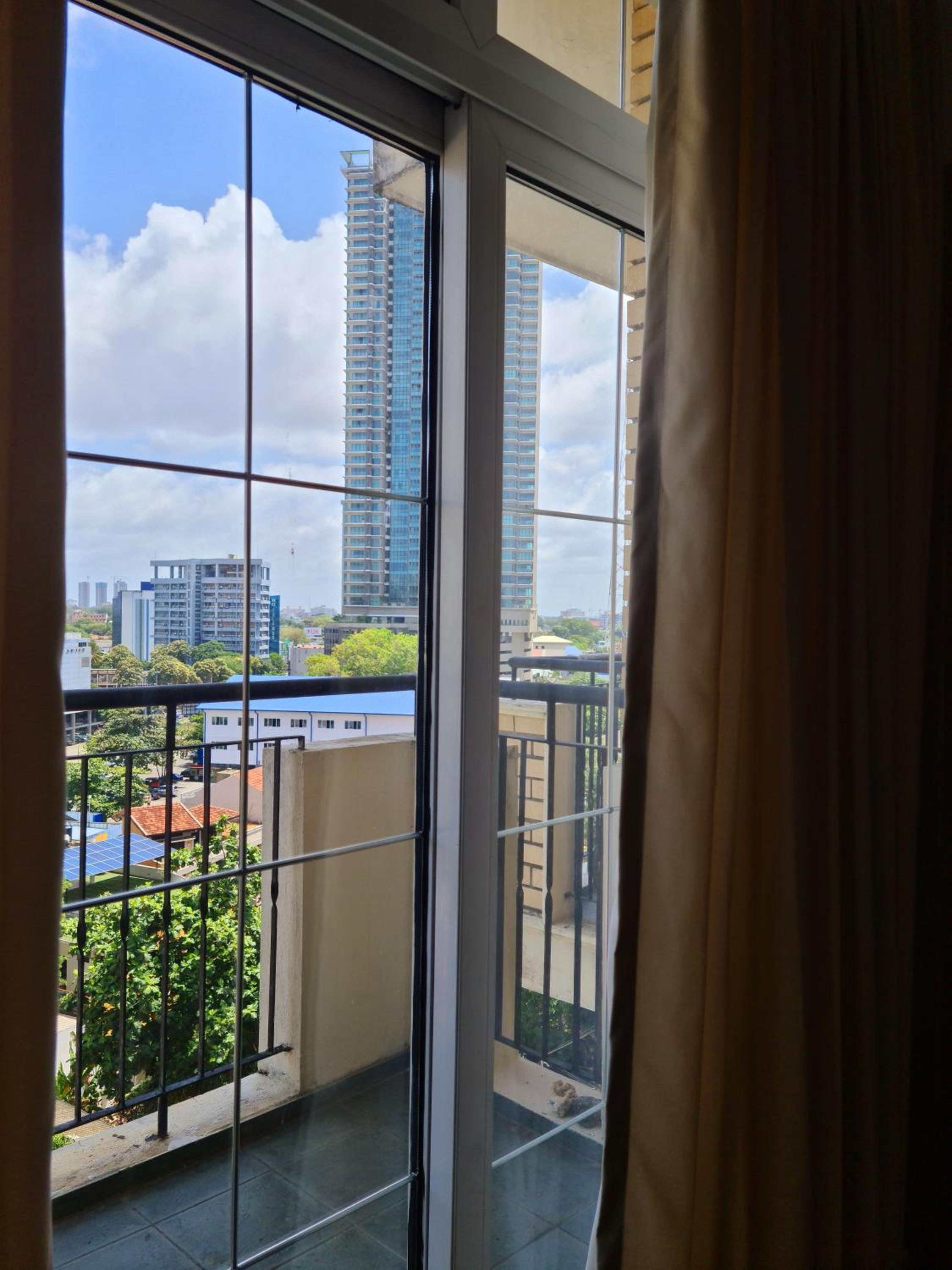 Colombo City 3 Bedroom Apartment with Pool Gym & Workdesk view 2