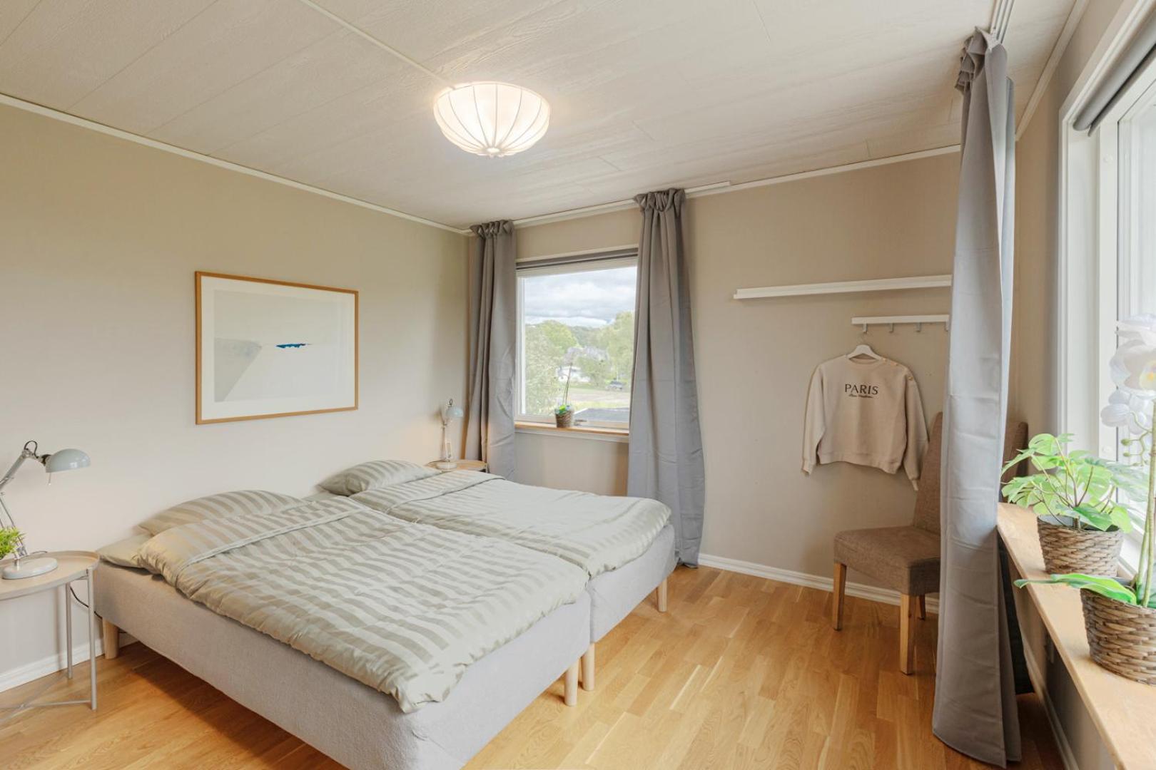Comfortable guest rooms with fully equipped kitchen and cosy living room. view 3