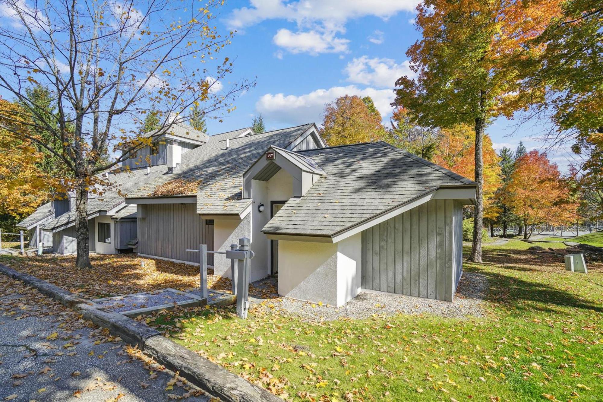 Hotel Just a stone's throw from the heart of town, this 2 bedrooms unit features a whirlpool tub, fireplace and sport center - Image 1