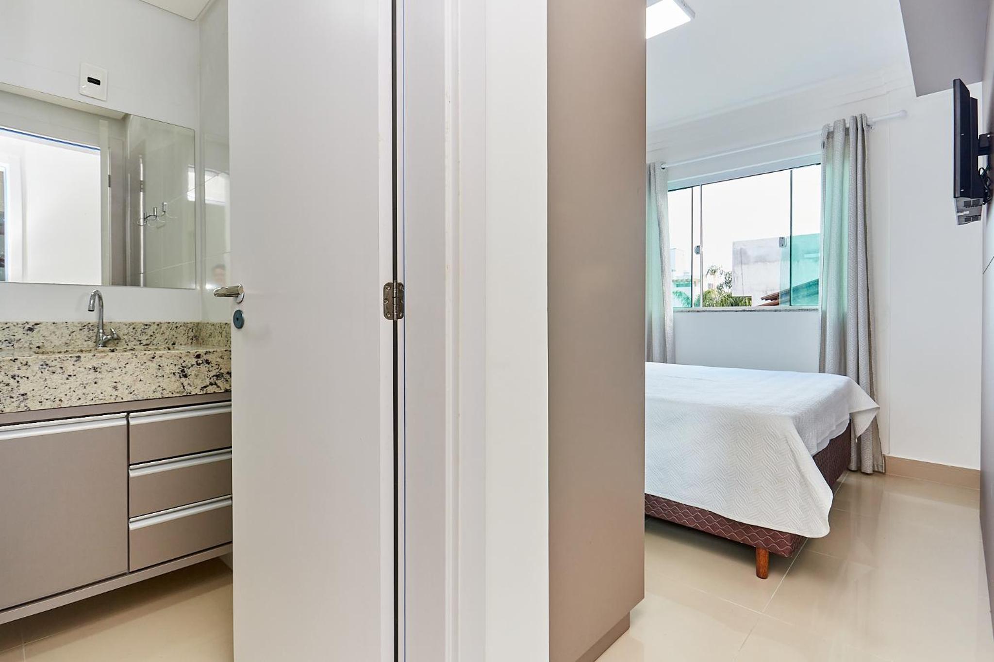 1070 Lindo Apartamento na praia de Bombas 2 dormitórios