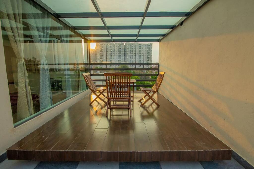 Awesome studio unit on terrace view 4