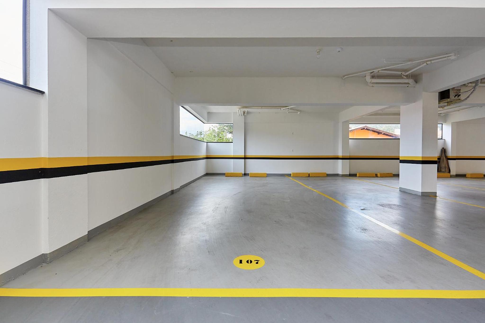 1086 Apartamento novo com 02 vagas de garagem À 100 metros da praia do centro de Bombinhas