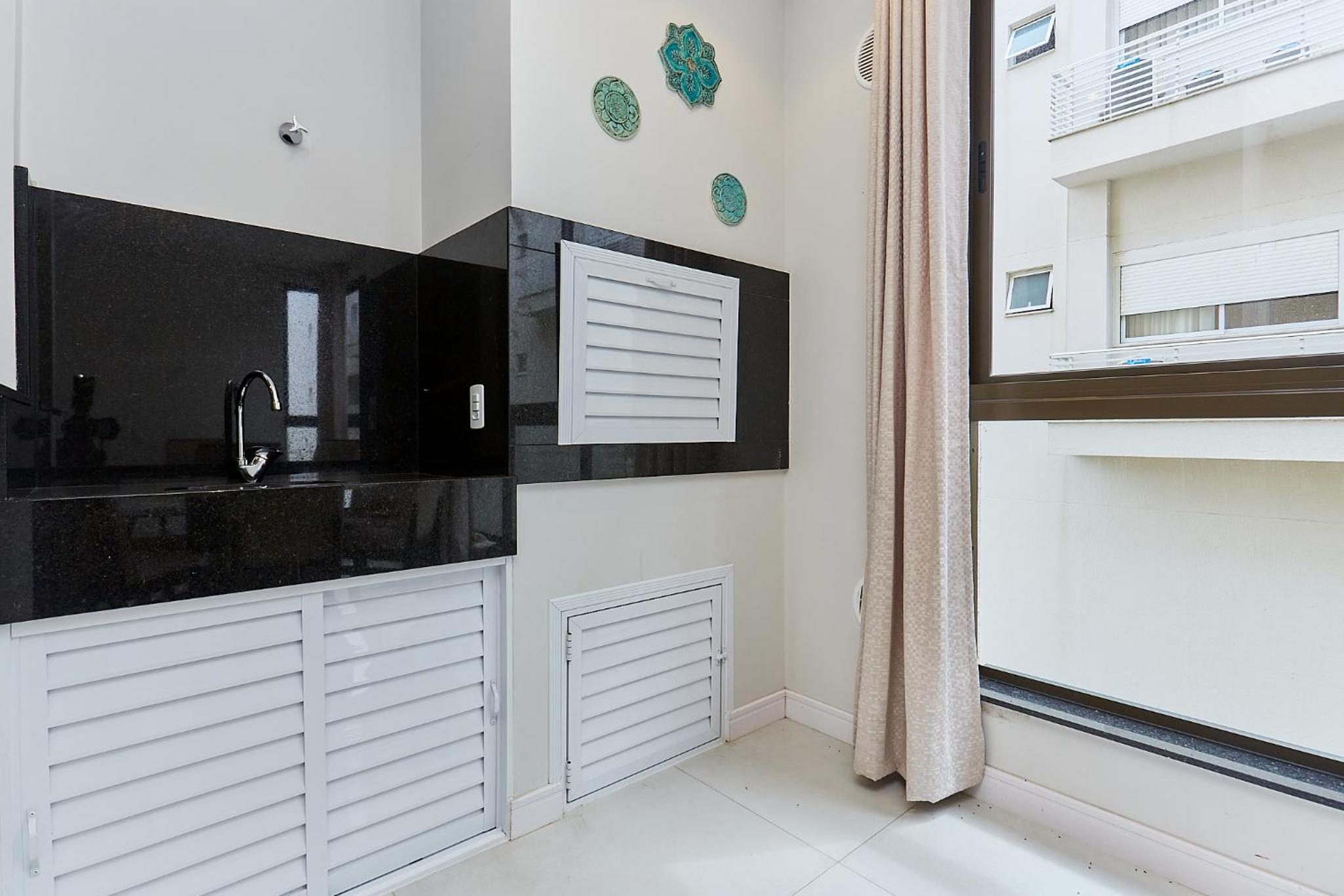 1086 Apartamento novo com 02 vagas de garagem À 100 metros da praia do centro de Bombinhas