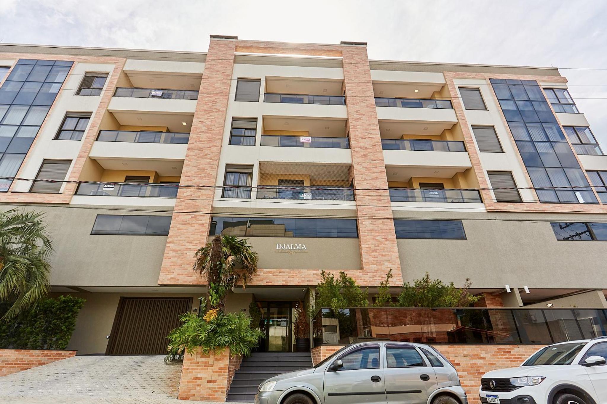 1086 Apartamento novo com 02 vagas de garagem À 100 metros da praia do centro de Bombinhas