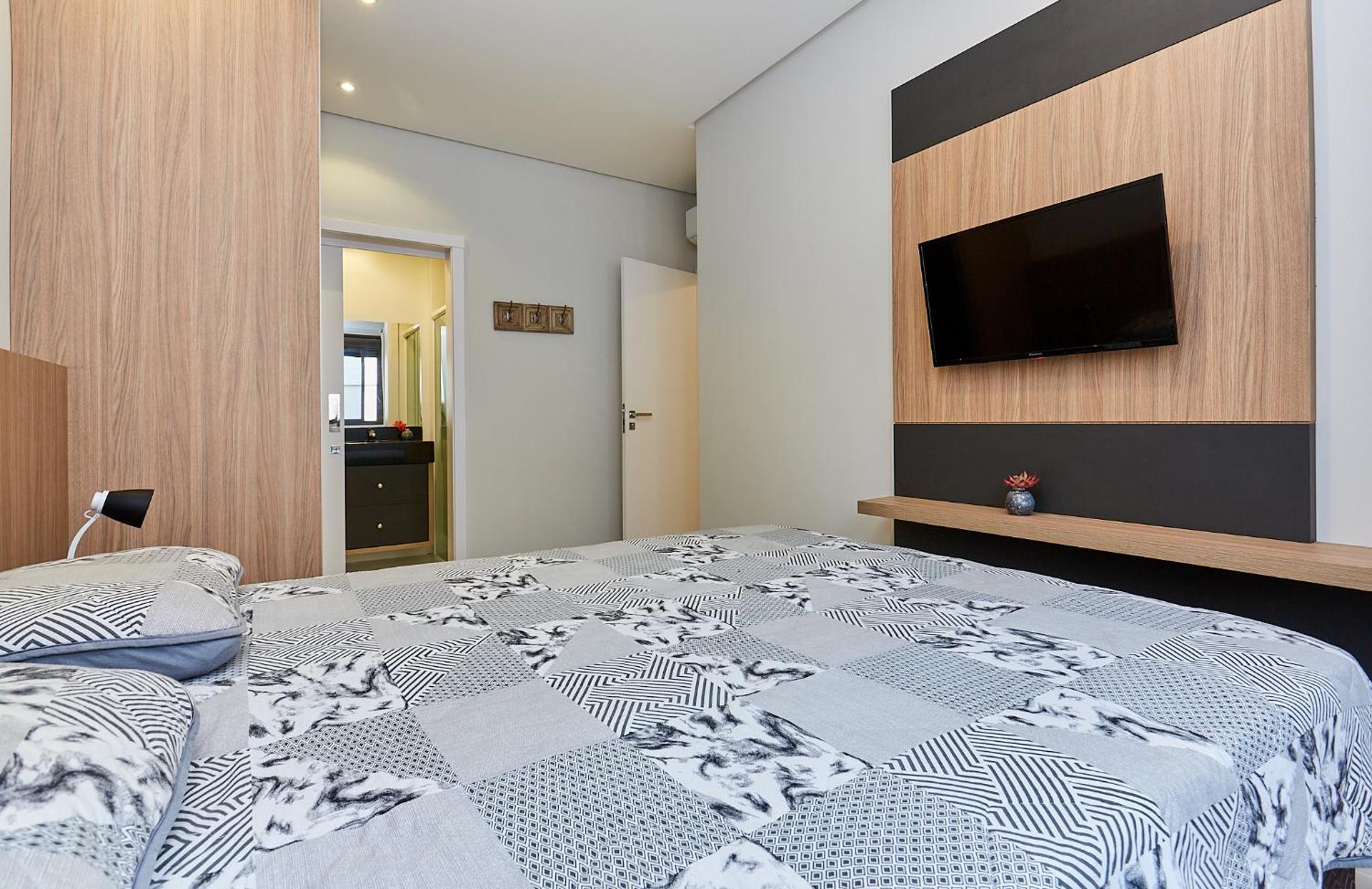 1086 Apartamento novo com 02 vagas de garagem À 100 metros da praia do centro de Bombinhas