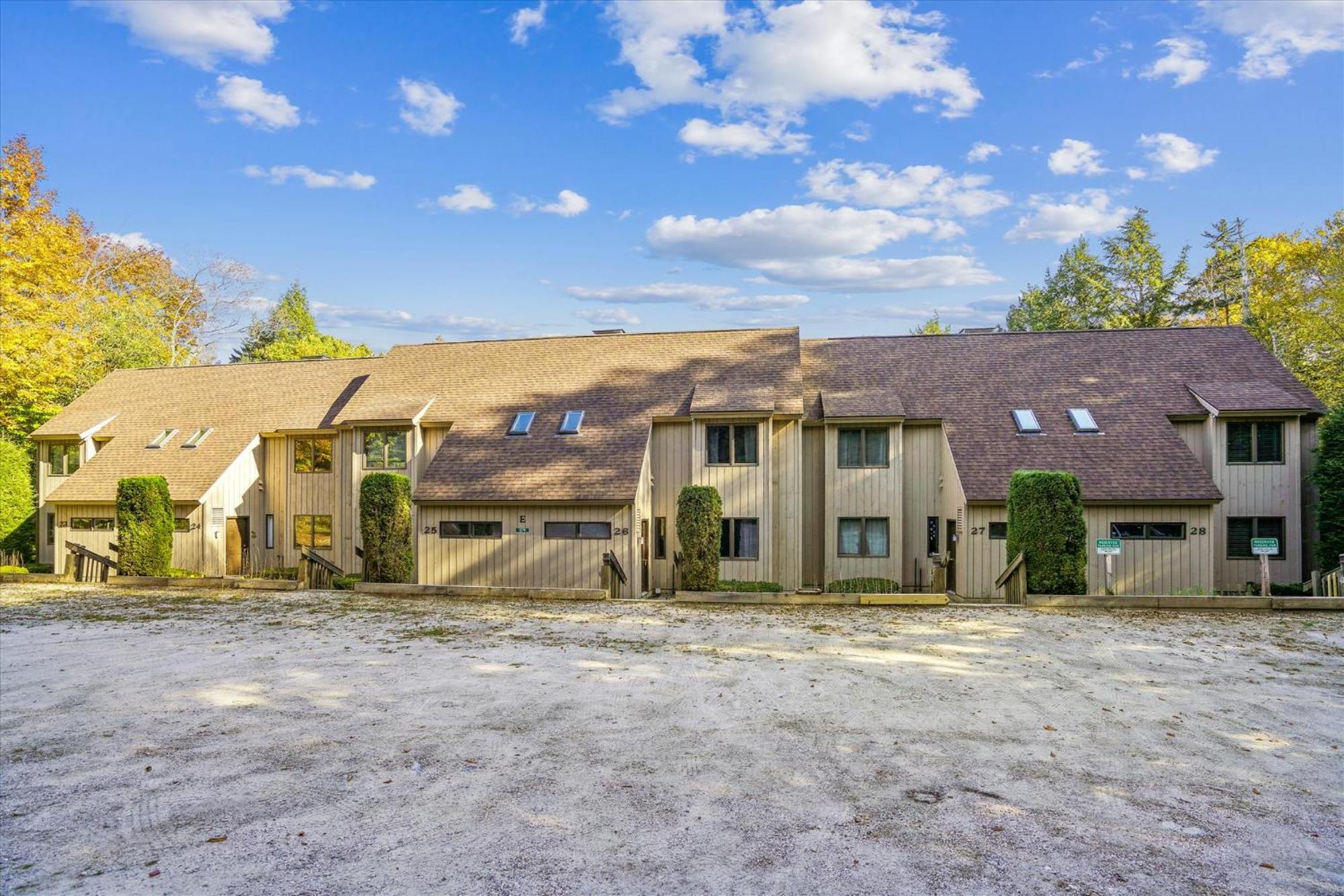 Spacious townhouse located in Killington,close to shops & night clubs Colony