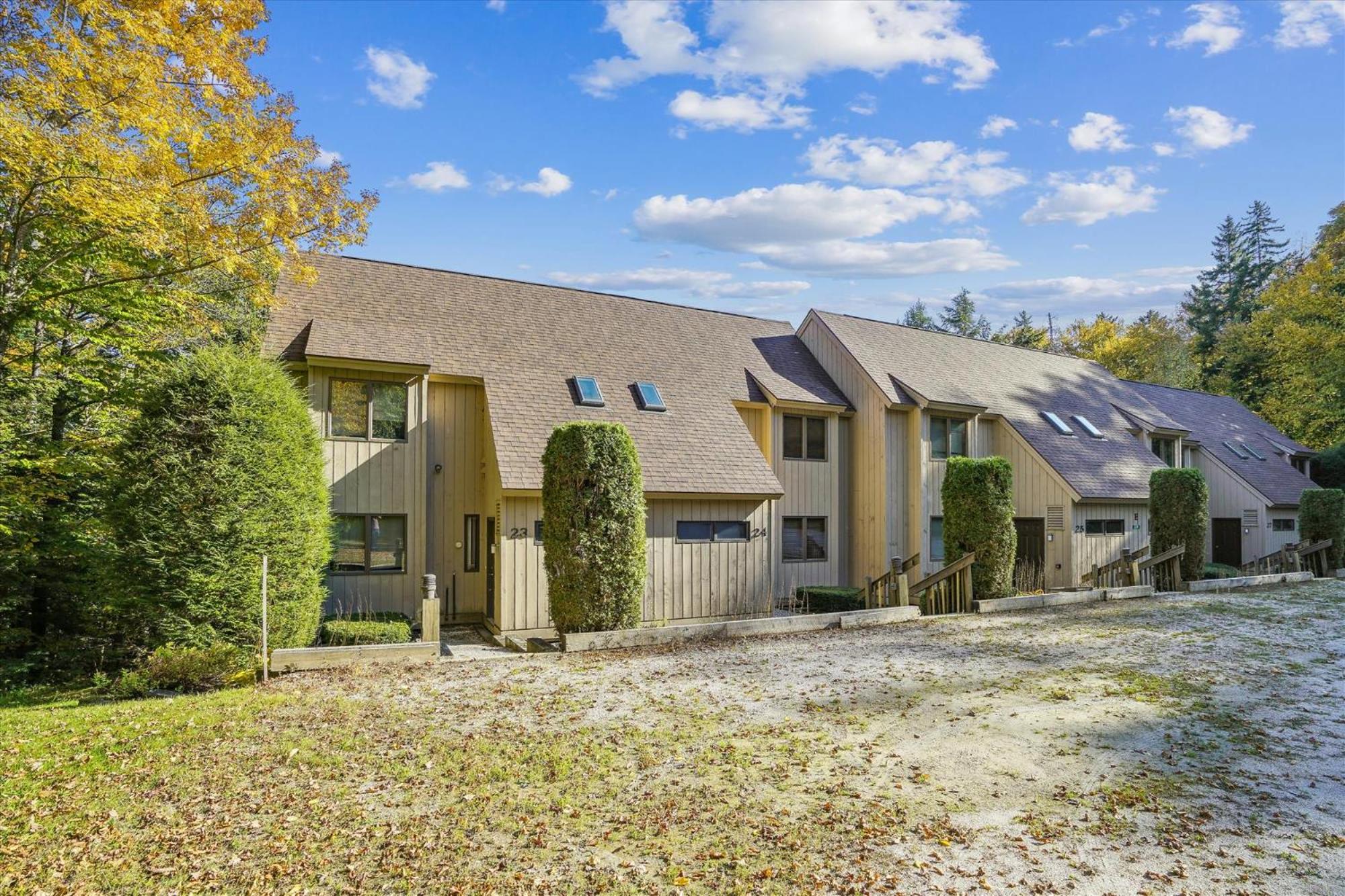 Spacious townhouse located in Killington,close to shops & night clubs Colony