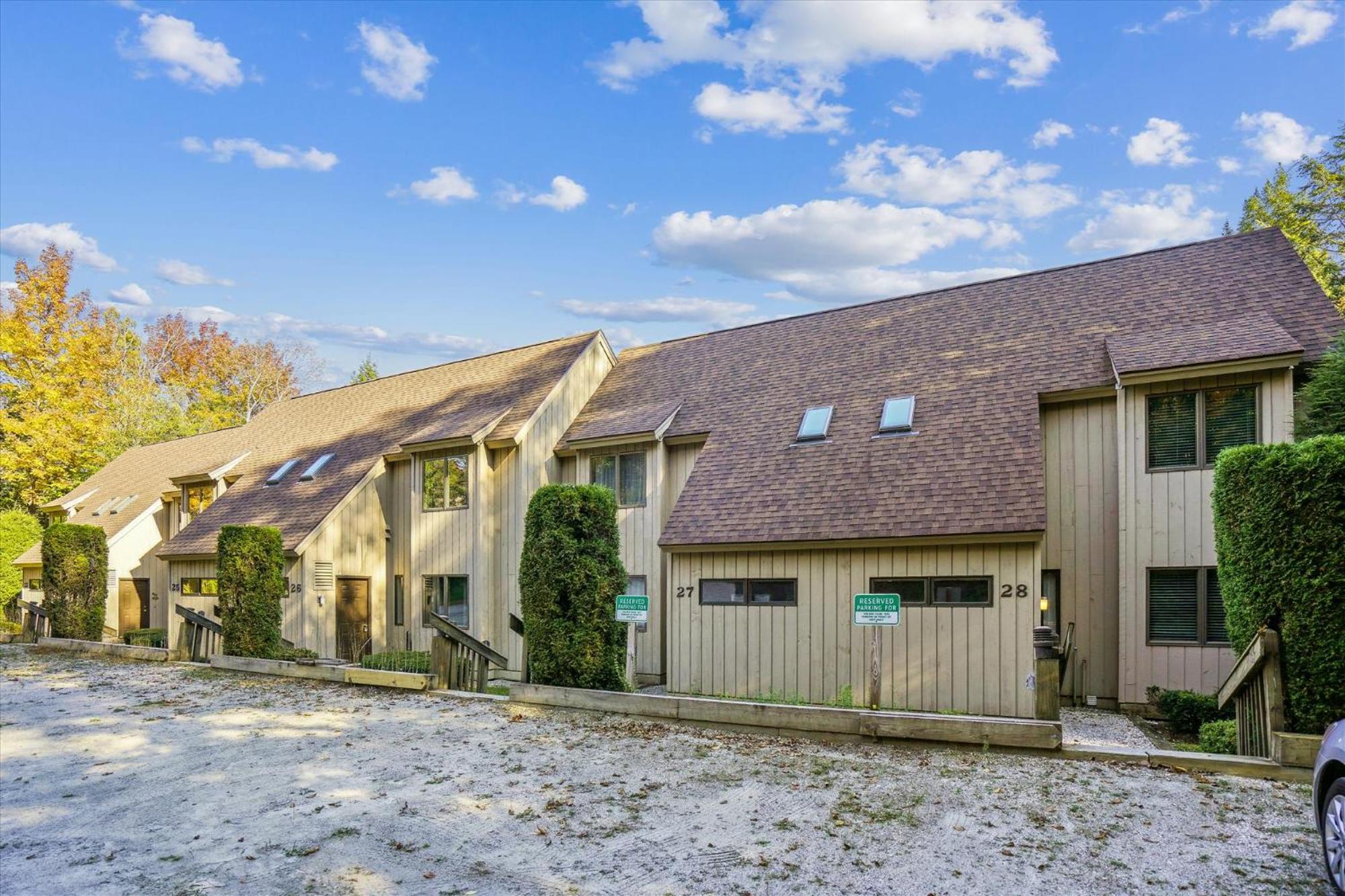 Spacious townhouse located in Killington,close to shops & night clubs Colony