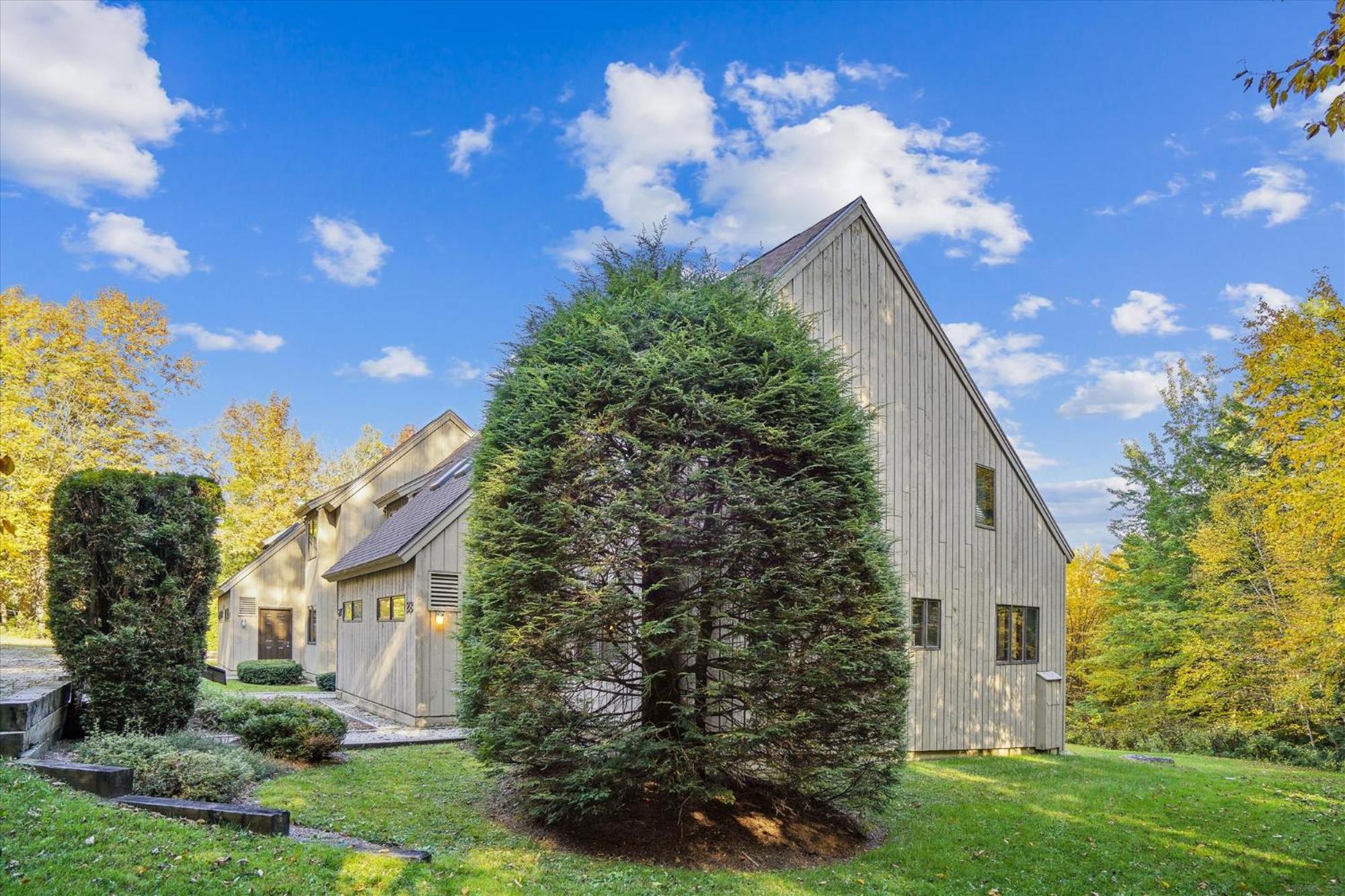 Spacious townhouse located in Killington,close to shops & night clubs Colony