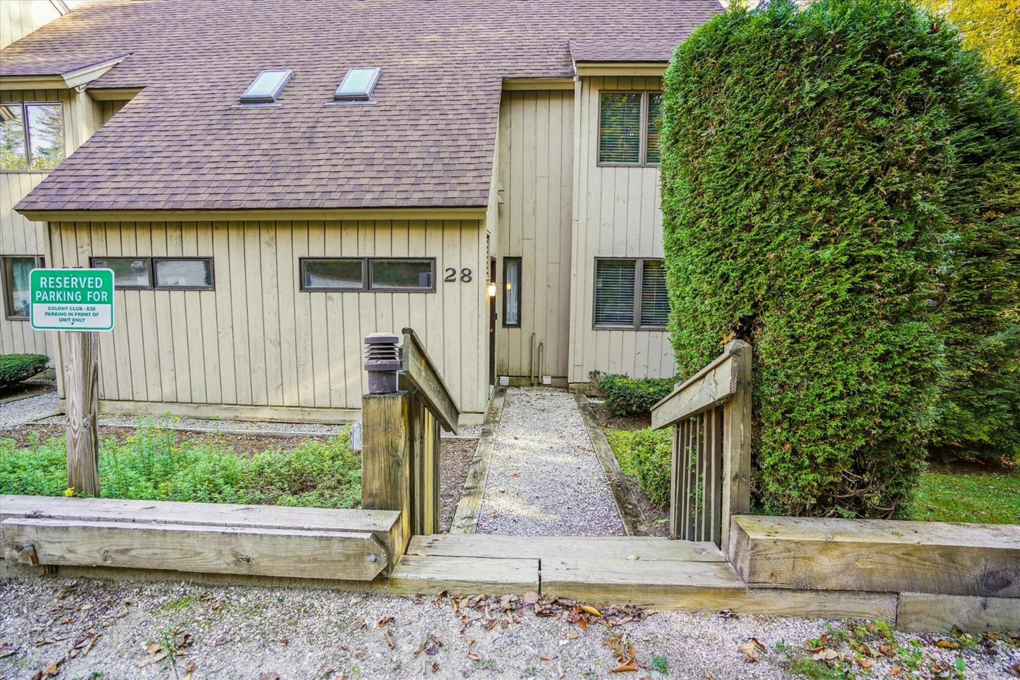 Spacious townhouse located in Killington,close to shops & night clubs Colony