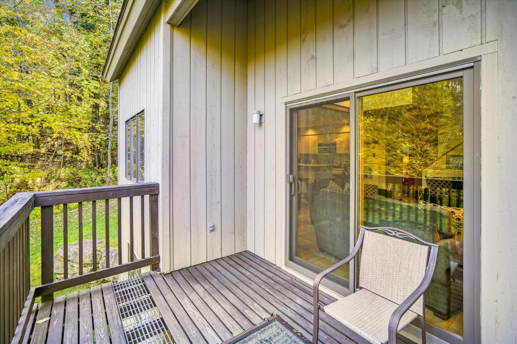Spacious townhouse located in Killington,close to shops & night clubs Colony