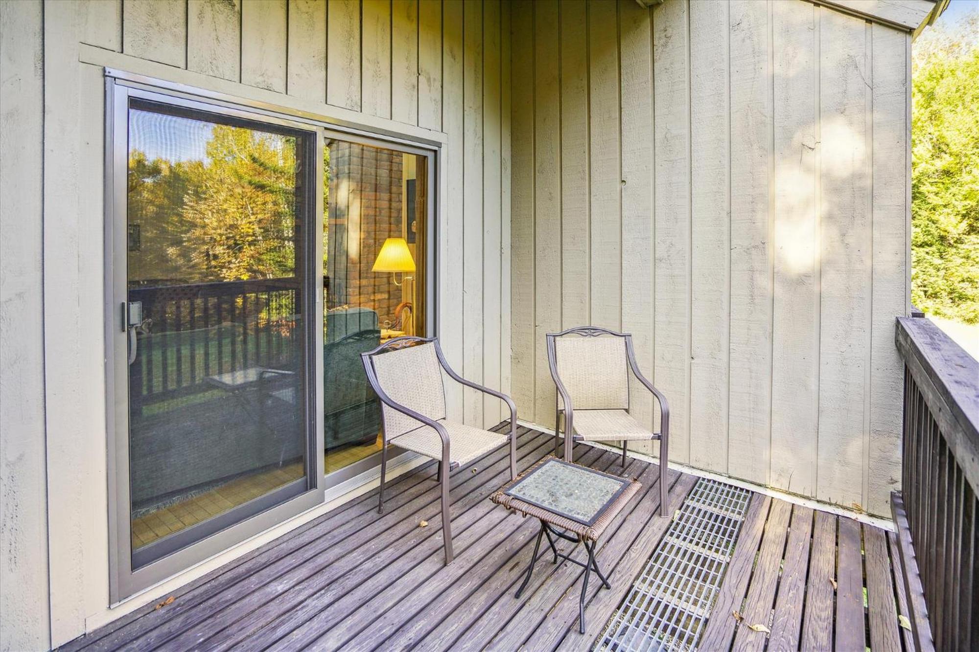Spacious townhouse located in Killington,close to shops & night clubs Colony