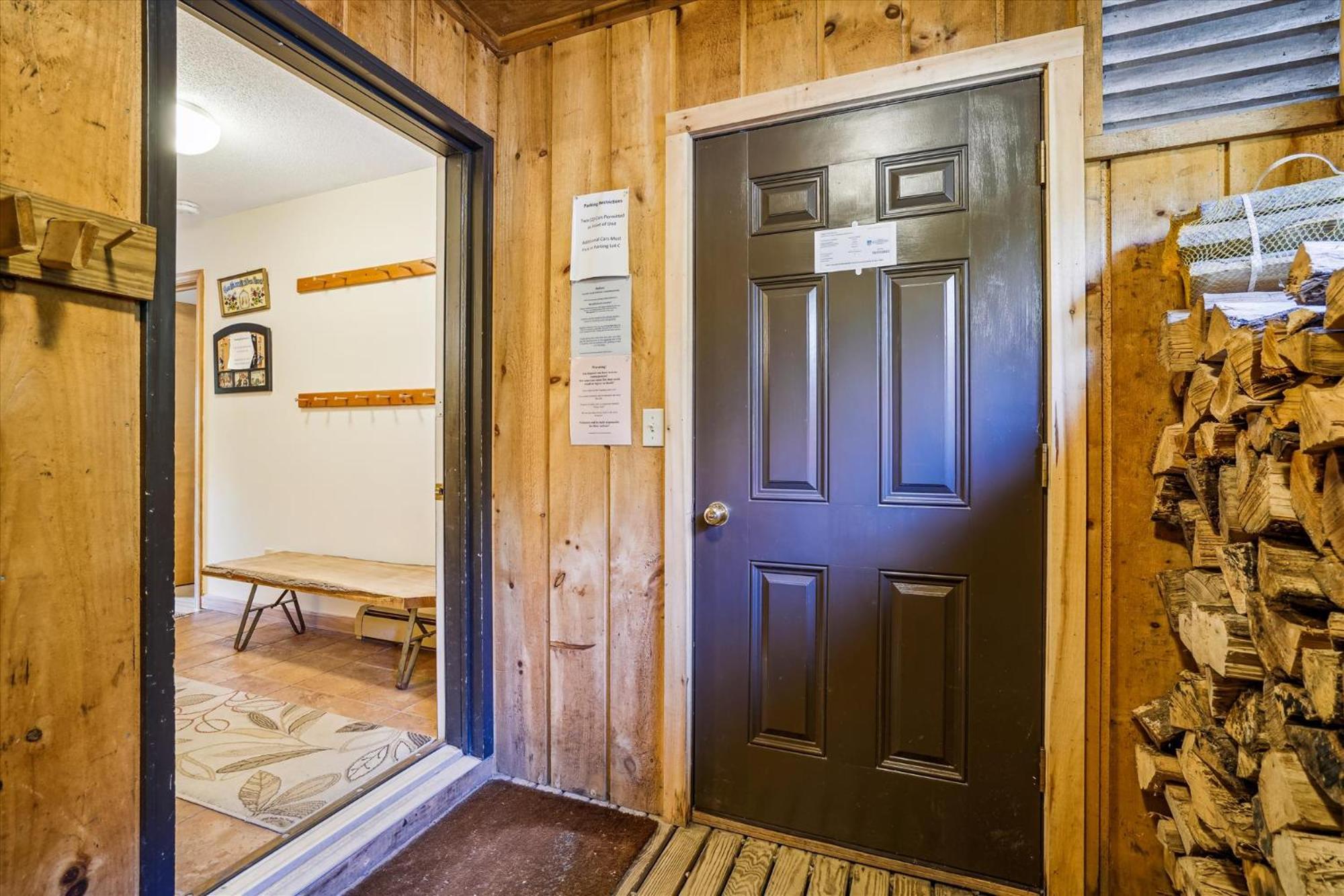 Spacious townhouse located in Killington,close to shops & night clubs Colony