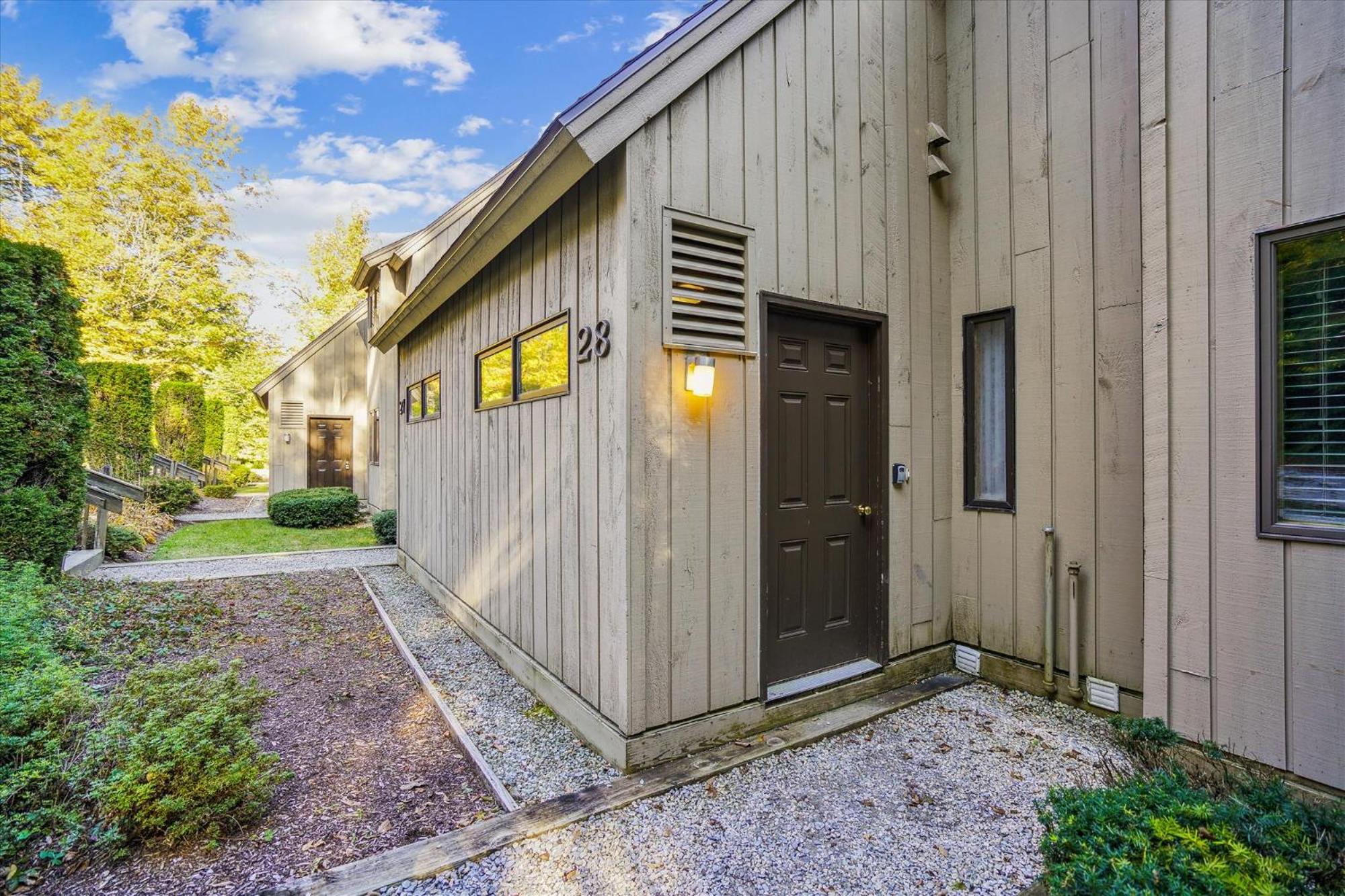 Spacious townhouse located in Killington,close to shops & night clubs Colony
