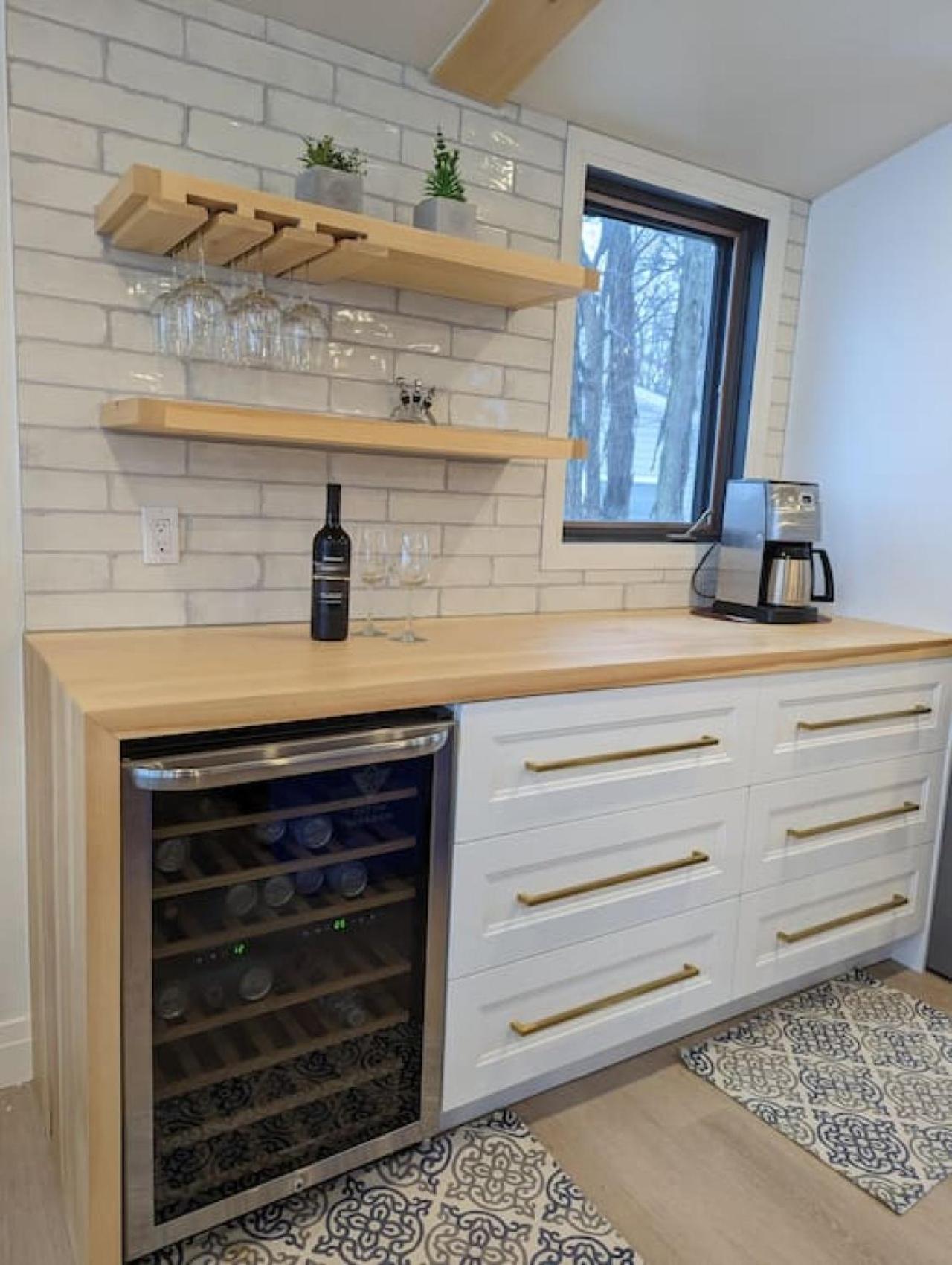Stunning lakefront 4 season cottage in PEC