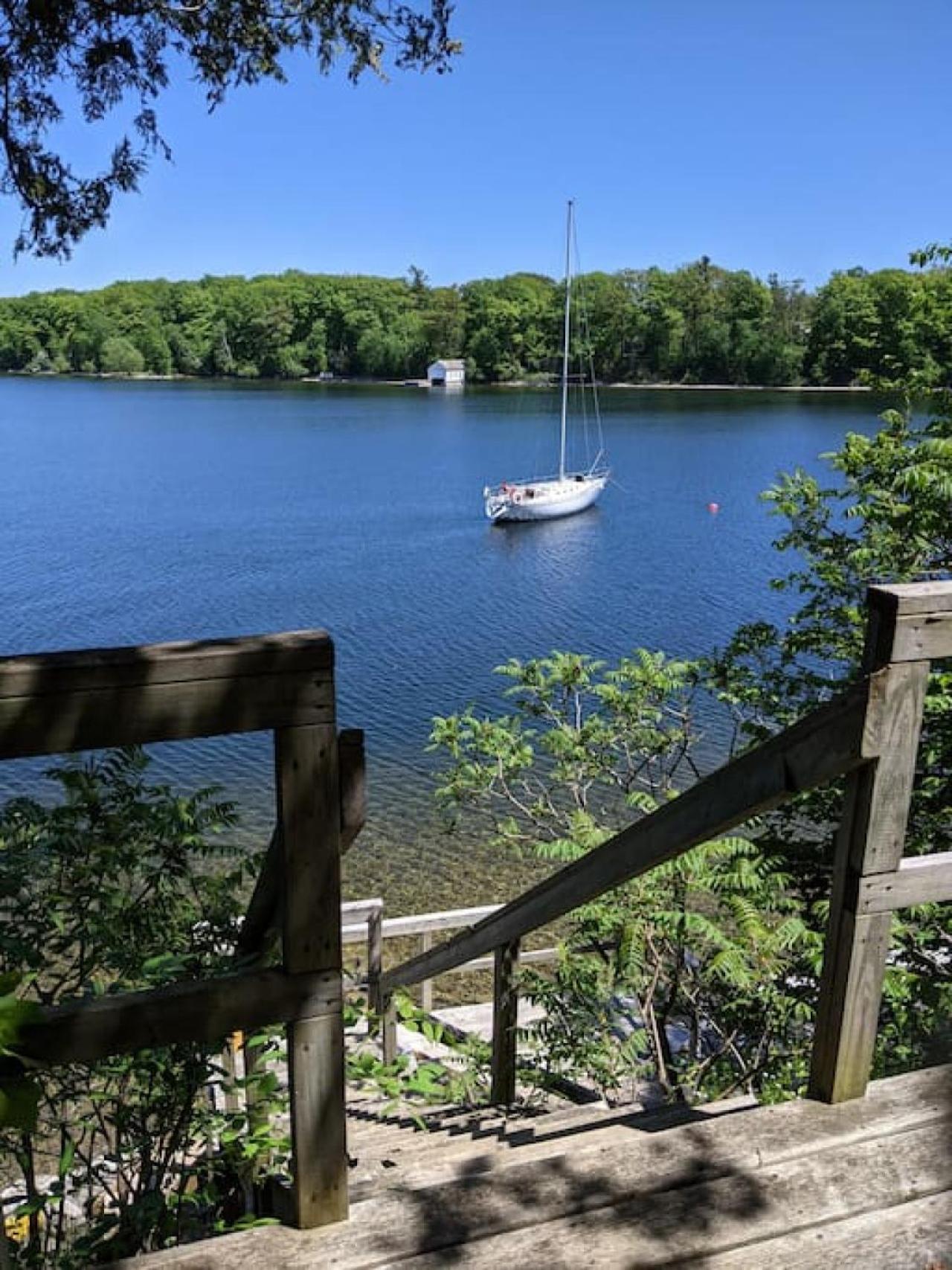 Stunning lakefront 4 season cottage in PEC