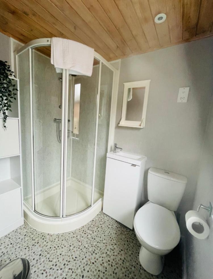 Luxury coastal 3-bed lodge - free parking view 5