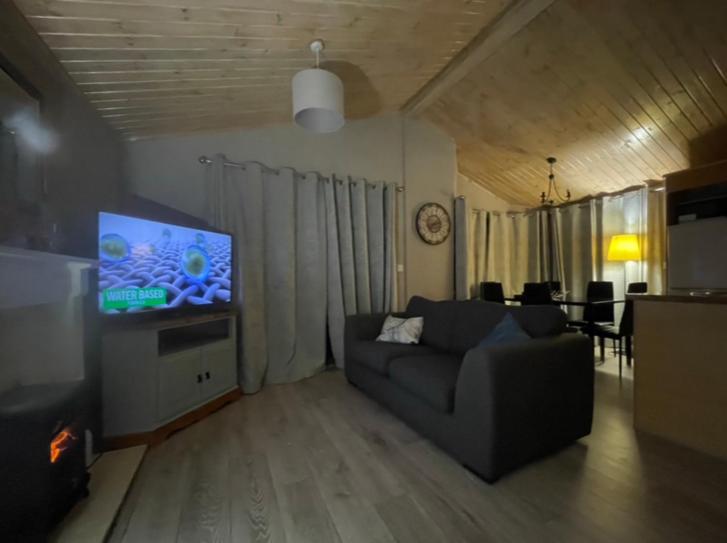 Luxury coastal 3-bed lodge - free parking view 4