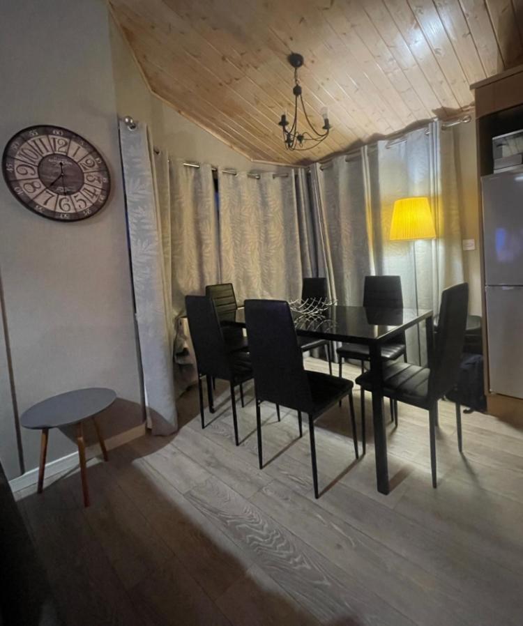 Luxury coastal 3-bed lodge - free parking view 3