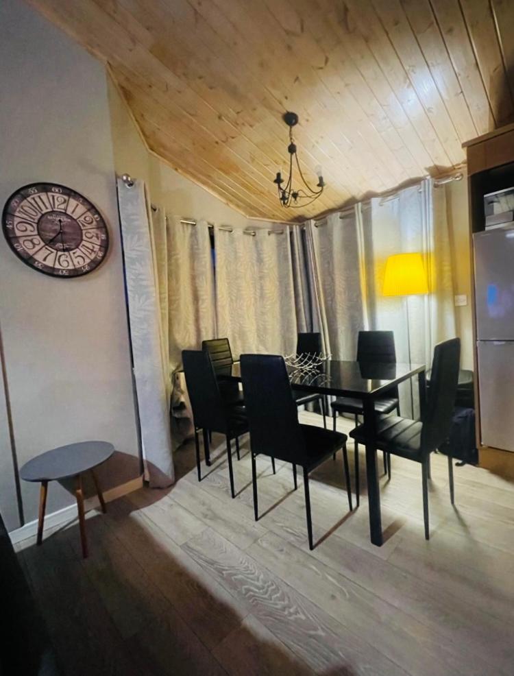 Luxury coastal 3-bed lodge - free parking view 2