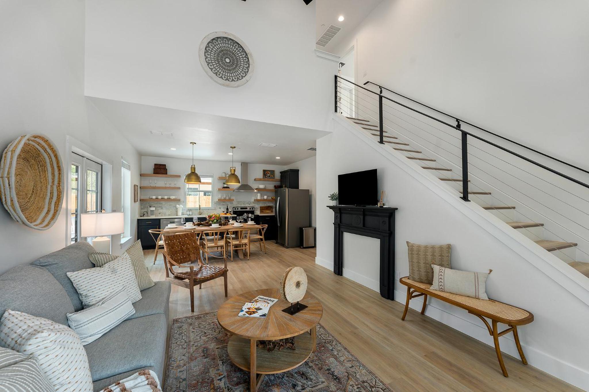 Rosé Retreat: Luxurious Getaway for 6, Hot Tub, Steps to Main Street view 5